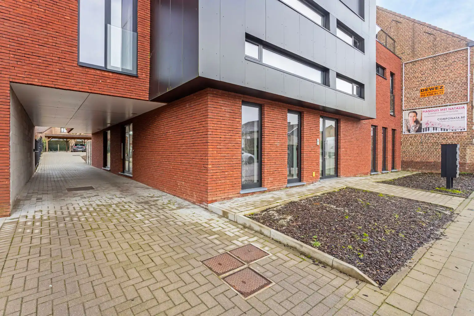 Gelijkvloersapp. in uitstekende staat met 1 slpk en carport foto 2