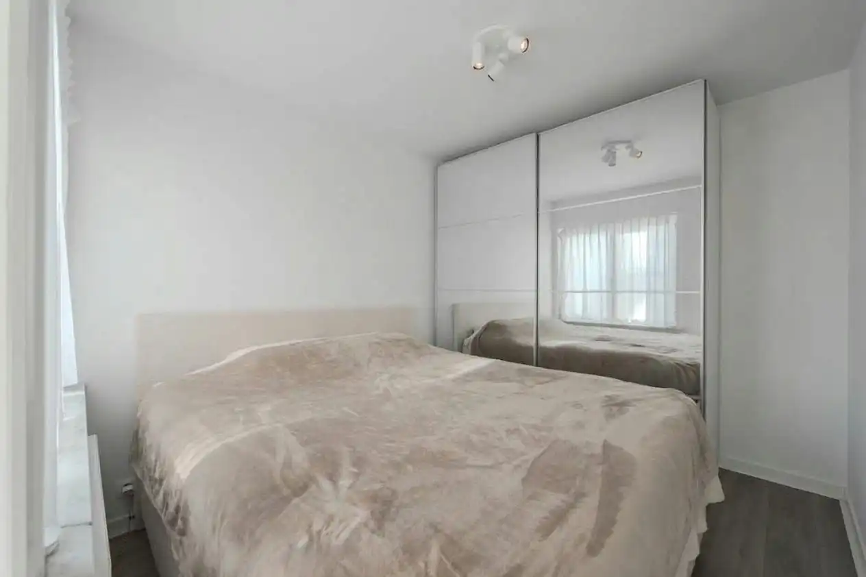 Prachtig gerenoveerd appartement te koop op rustig domein! foto 9