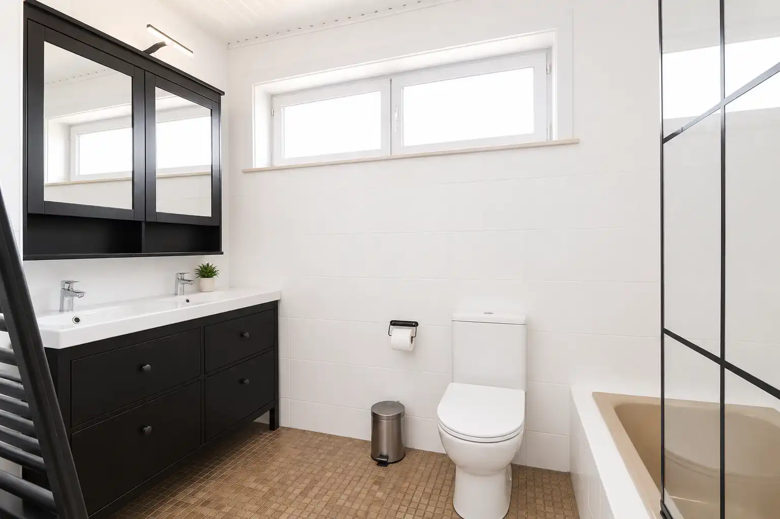Zeer ruime en lichtrijke bel-etagewoning met 3 grote slaapkamers, dubbele garage en tuin. foto {{pictureIndex}}