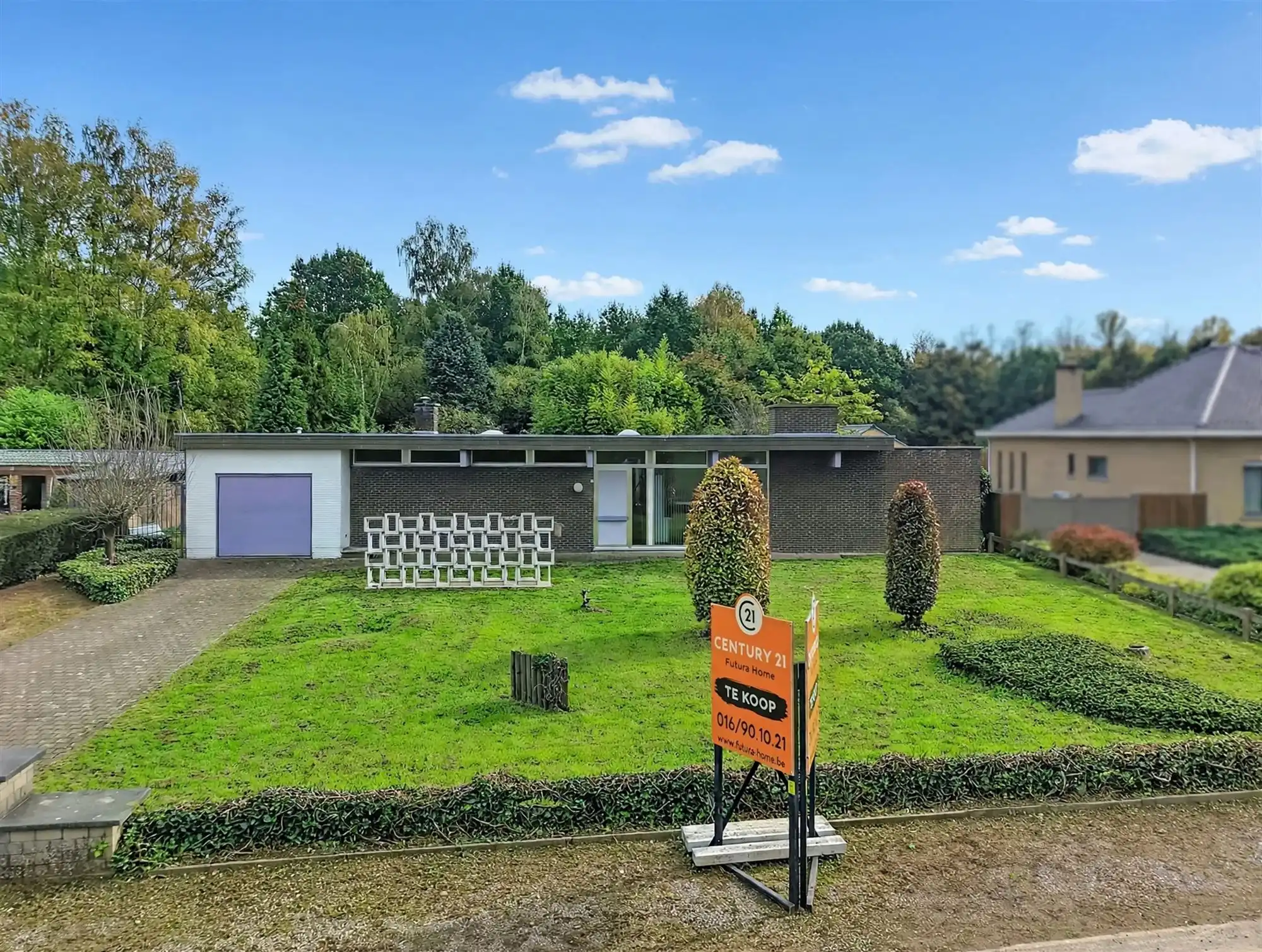 Karaktervolle architecturale woning met veel potentieel foto 2