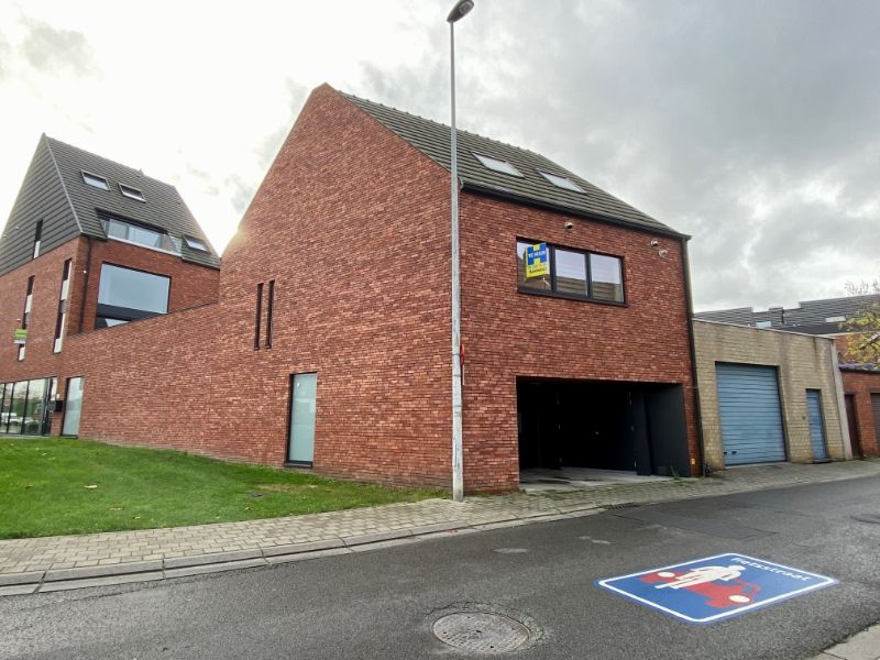 Centraal gelegen duplexwoning met 2 slaapkamers, terras en autostandplaats foto {{pictureIndex}}