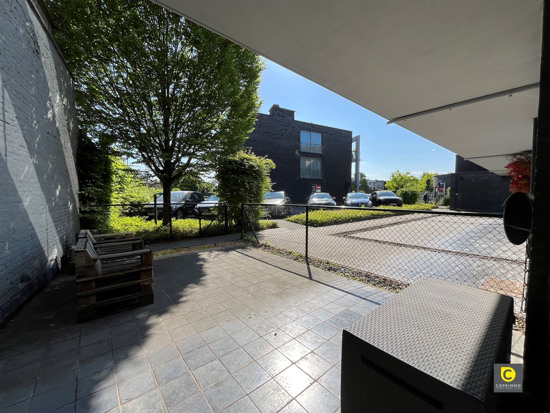 Centraal gelegen handelsruimte met twee autostaanplaatsen foto 7