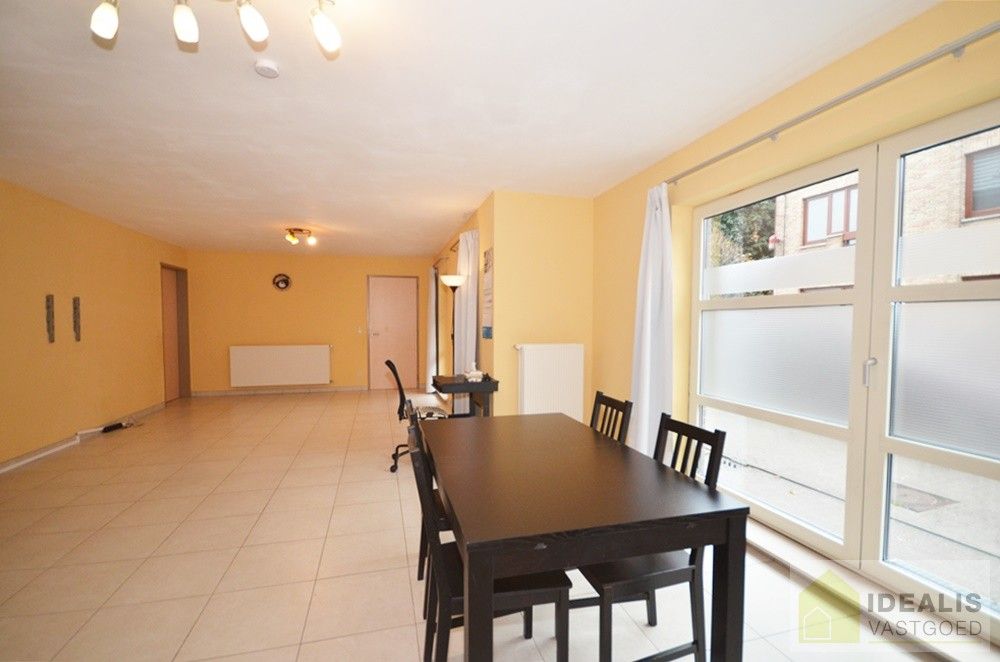 Ruim en aangenaam appartement pal in het centrum van Neerpelt! foto 6