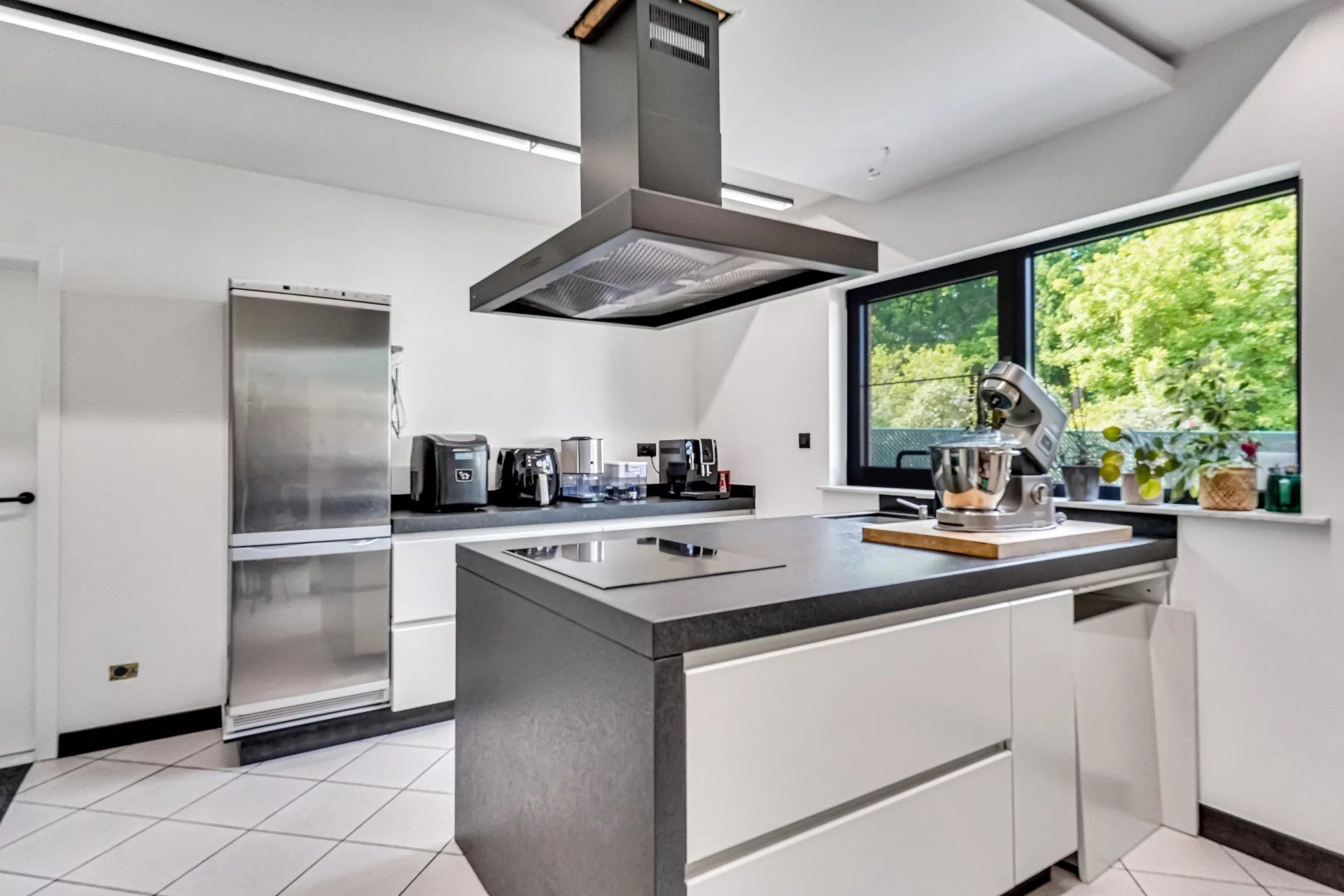 Ruime woning met zwembad op mooi groot perceel foto 9