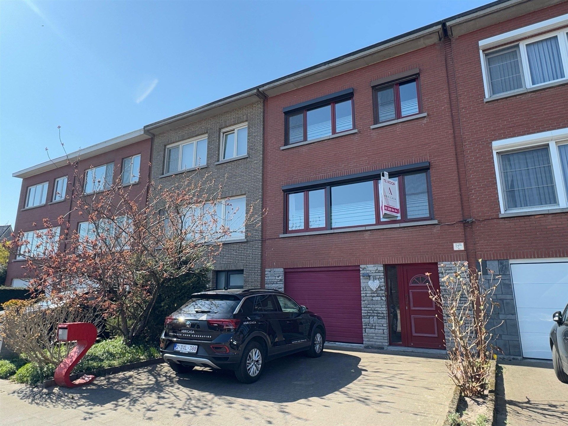 Bel-etagewoning met 3 slaapkamers, ruime garage en Zuid tuin foto {{pictureIndex}}