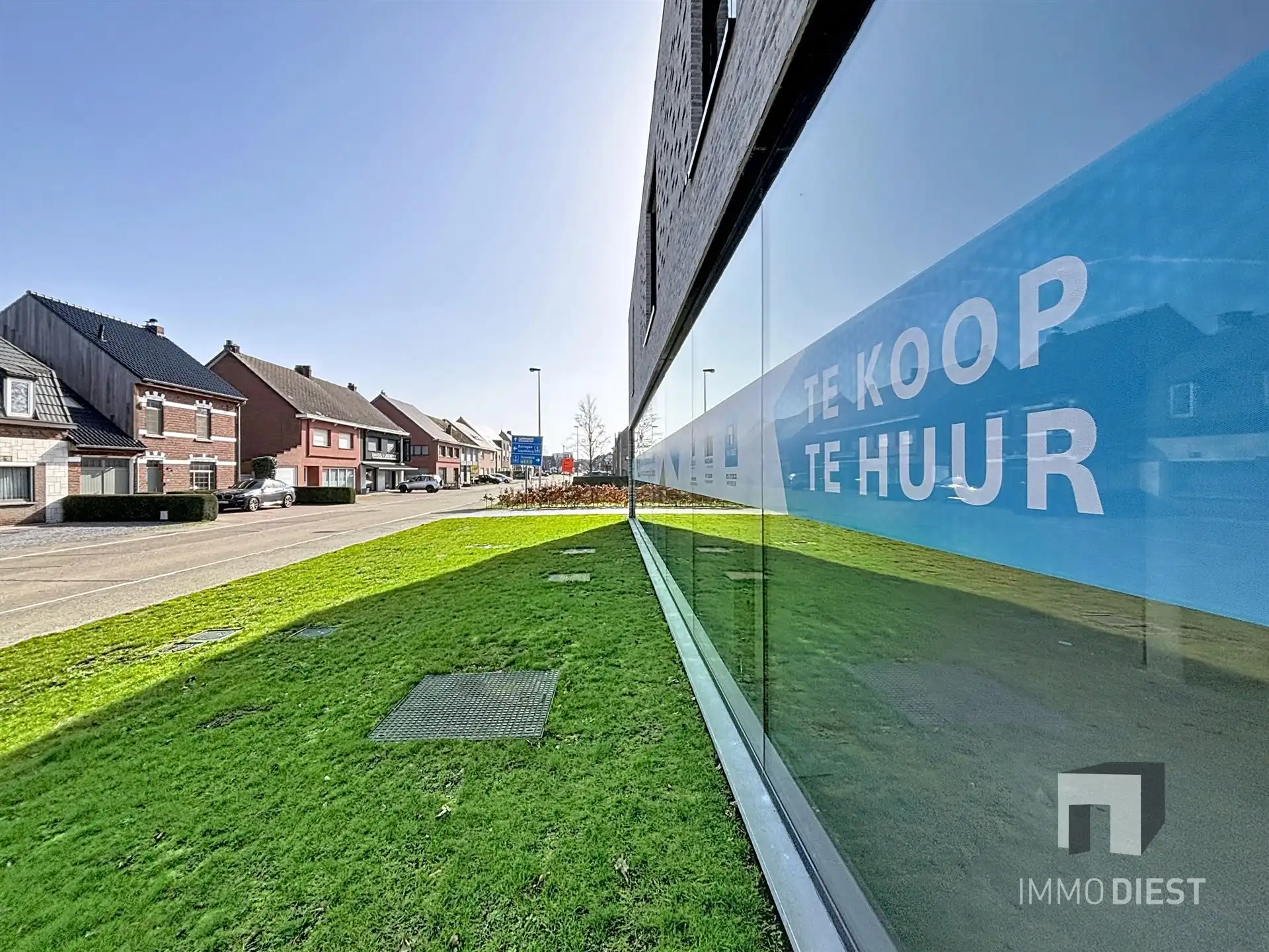 Commercieel Gebouw van 374m2 op toplocatie met parking! foto 6