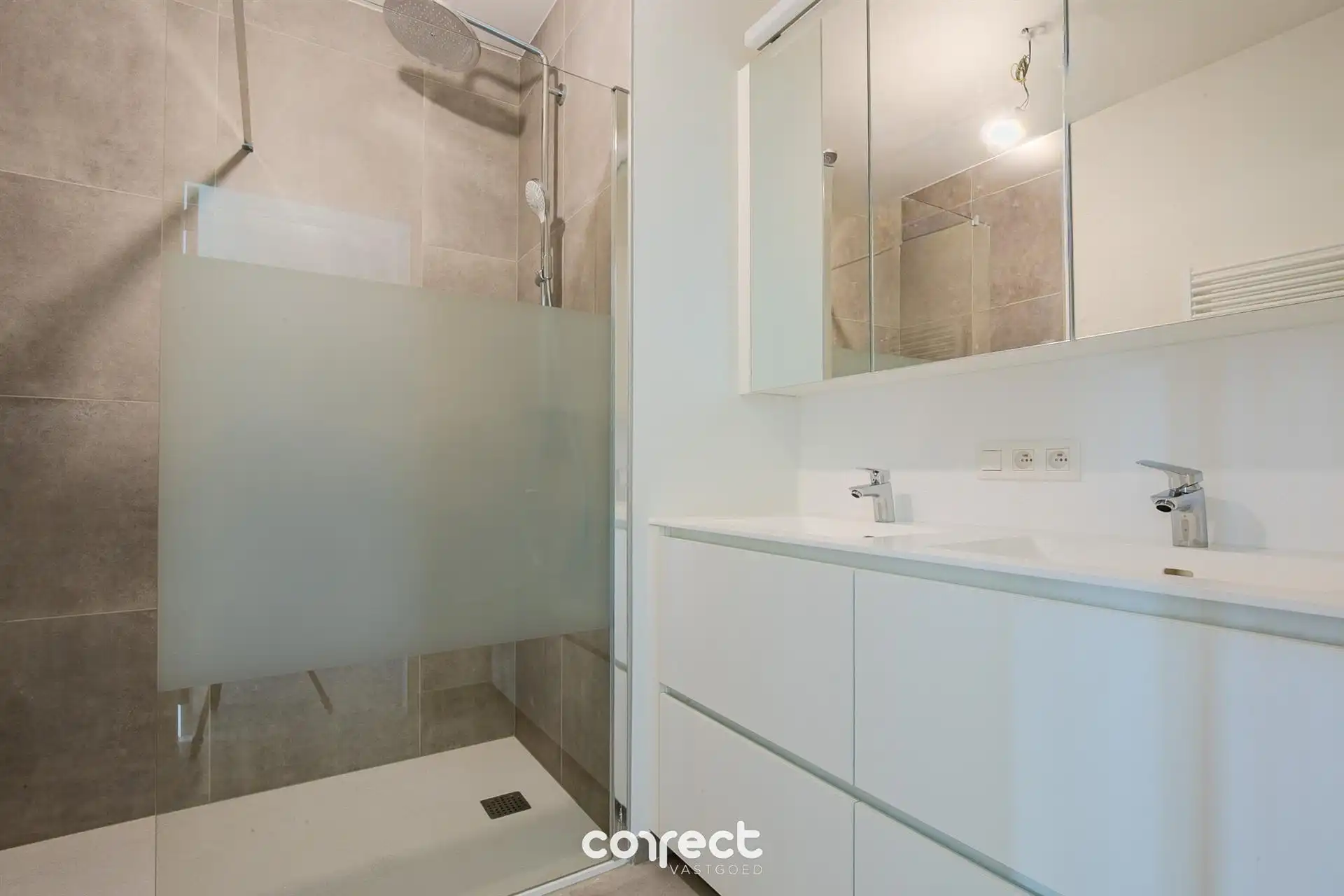 Volledig afgewerkt nieuwbouwappartement in centrum Zedelgem foto 10