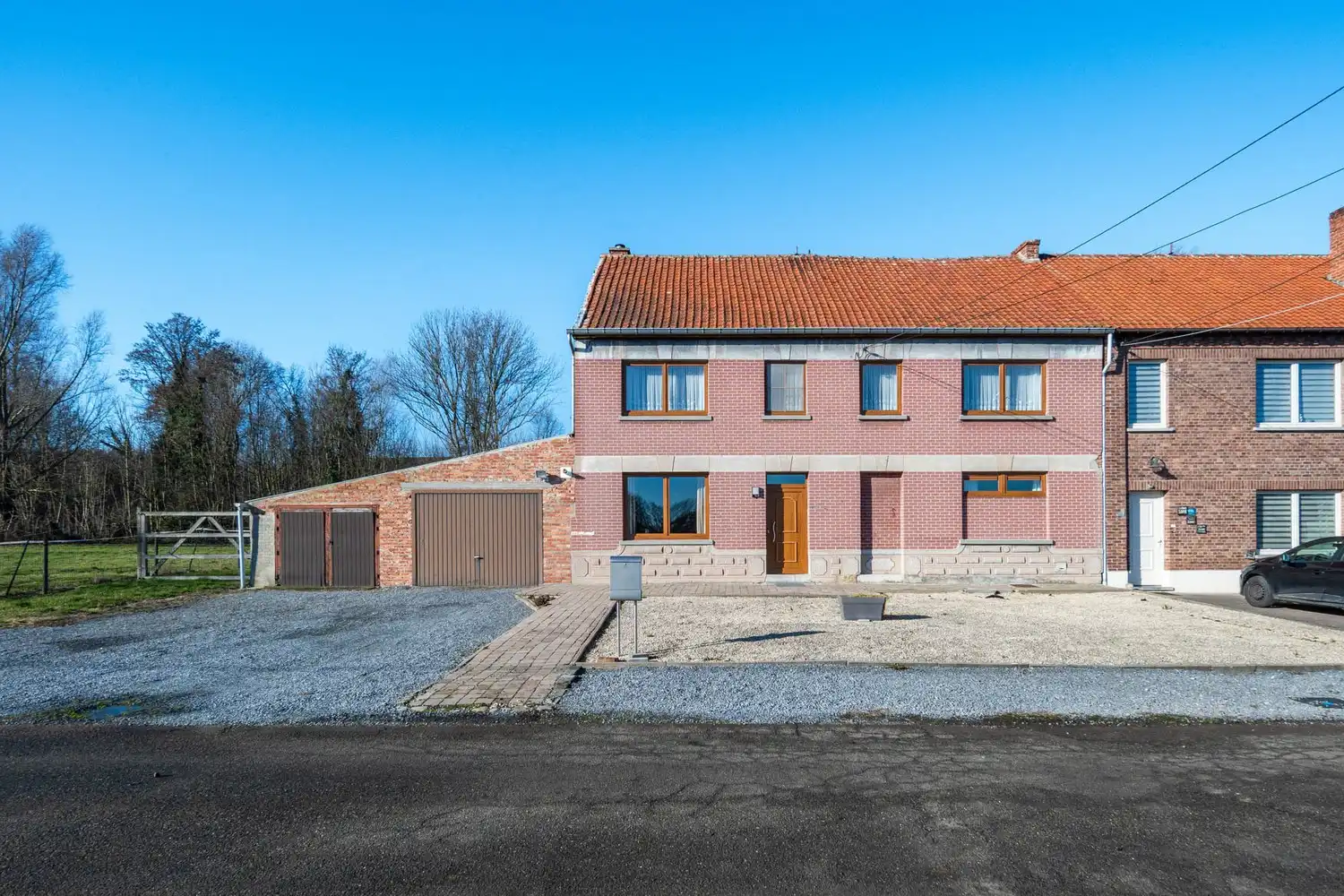 Hoofdfoto van de publicatie: Rustig gelegen halfopen woning met 3 slaapkamers, garage en west gerichte tuin in Sint-Truiden