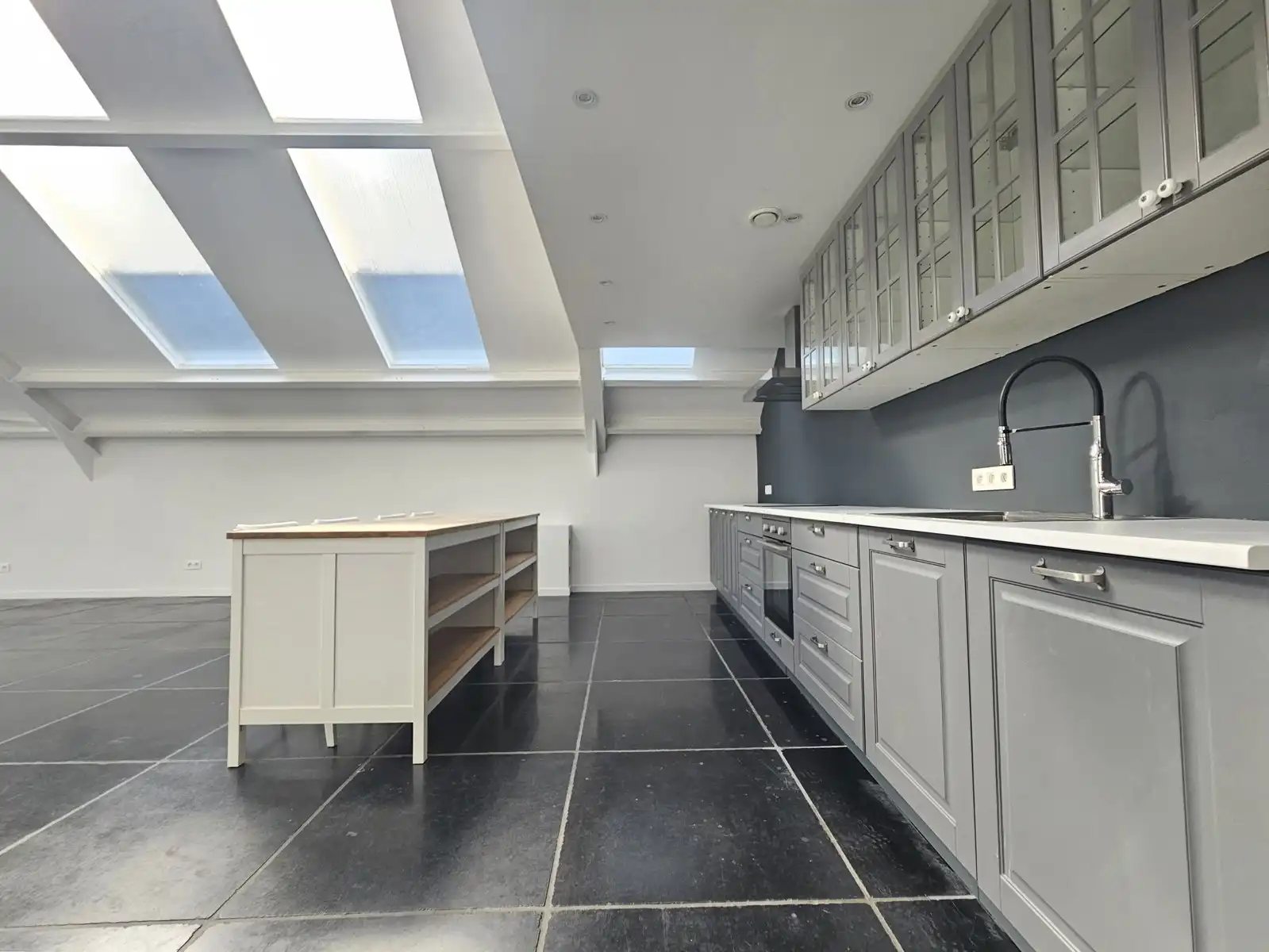 Stijlvolle loft met 2 slaapkamers en terras op centrale ligging foto 6
