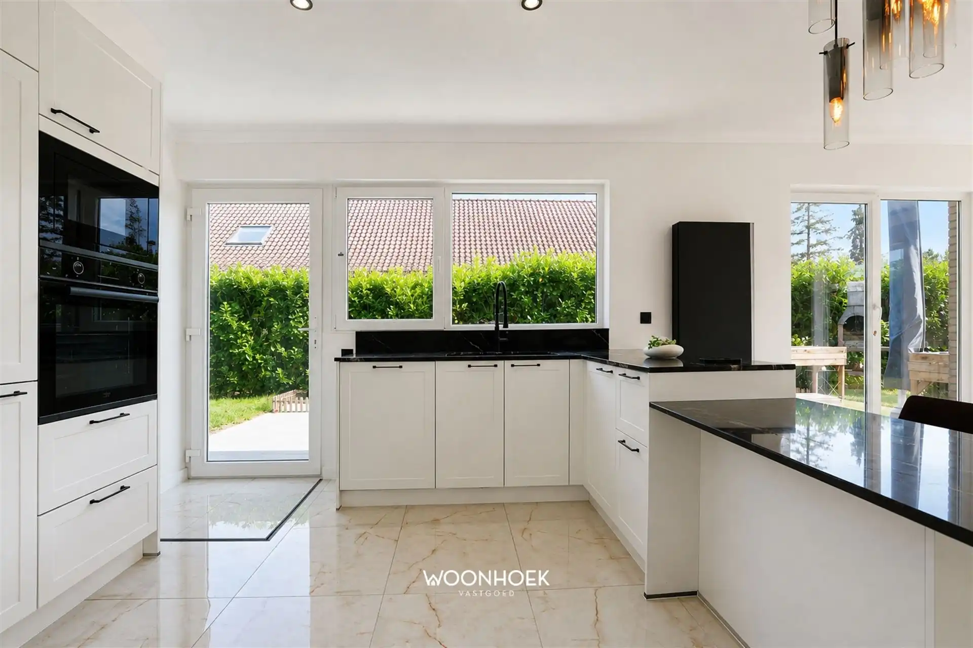 Gerenoveerde villa met bureau en 6 slaapkamers! foto 12