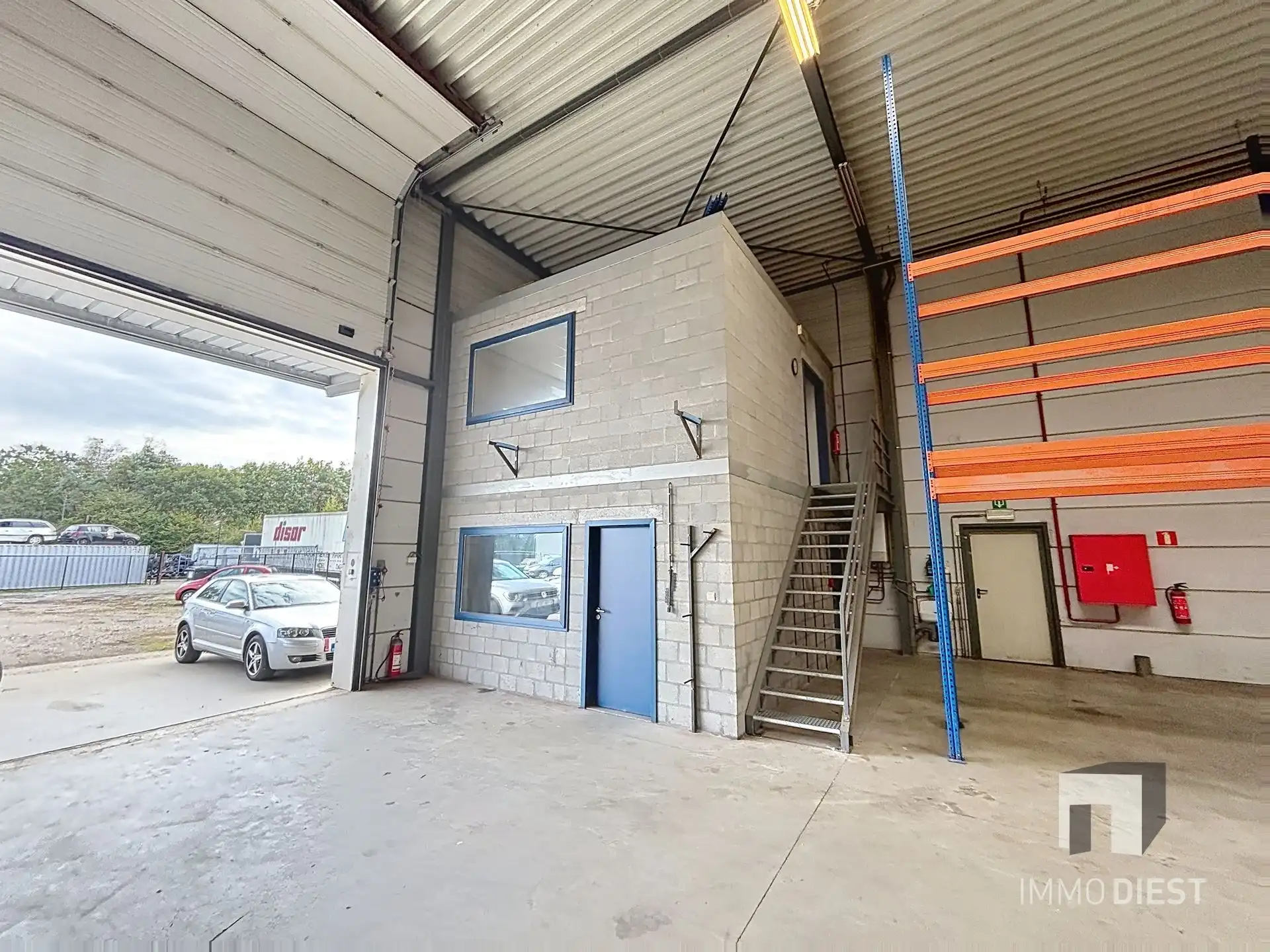 Magazijn, werkhuis met kantoorruimte en parking foto 6