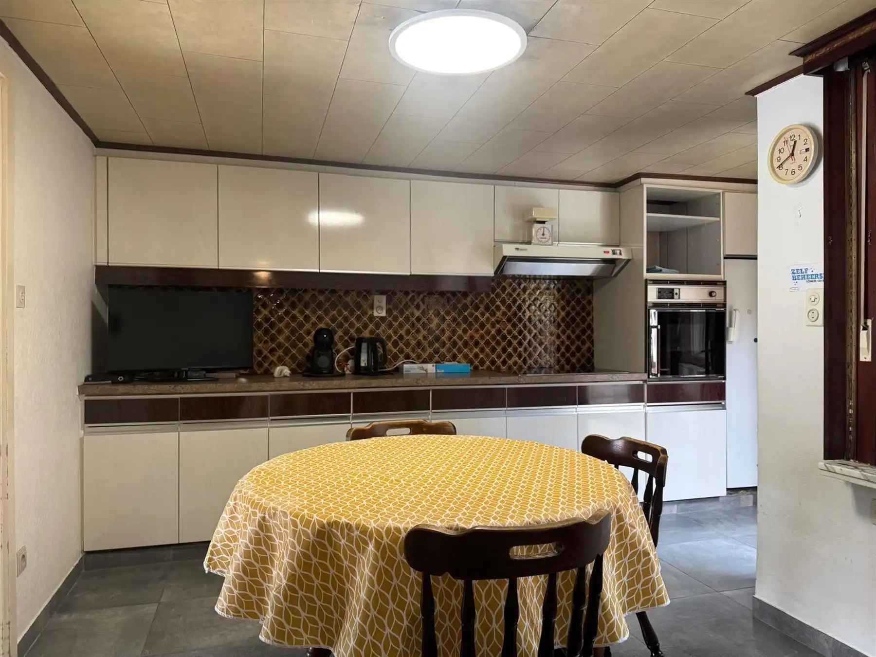 Ruime woning met drie slaapkamers en grote garage foto 4
