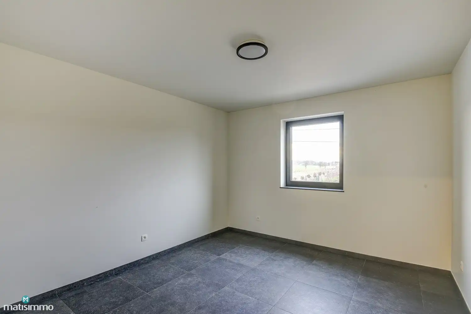 RUIM NIEUWBOUW APPARTEMENT MET 2 SLAAPKAMERS, OVERDEKT TERRAS, GARAGE, AUTOSTAANPLAATS EN KELDERBERGING TE BEVERST foto 13