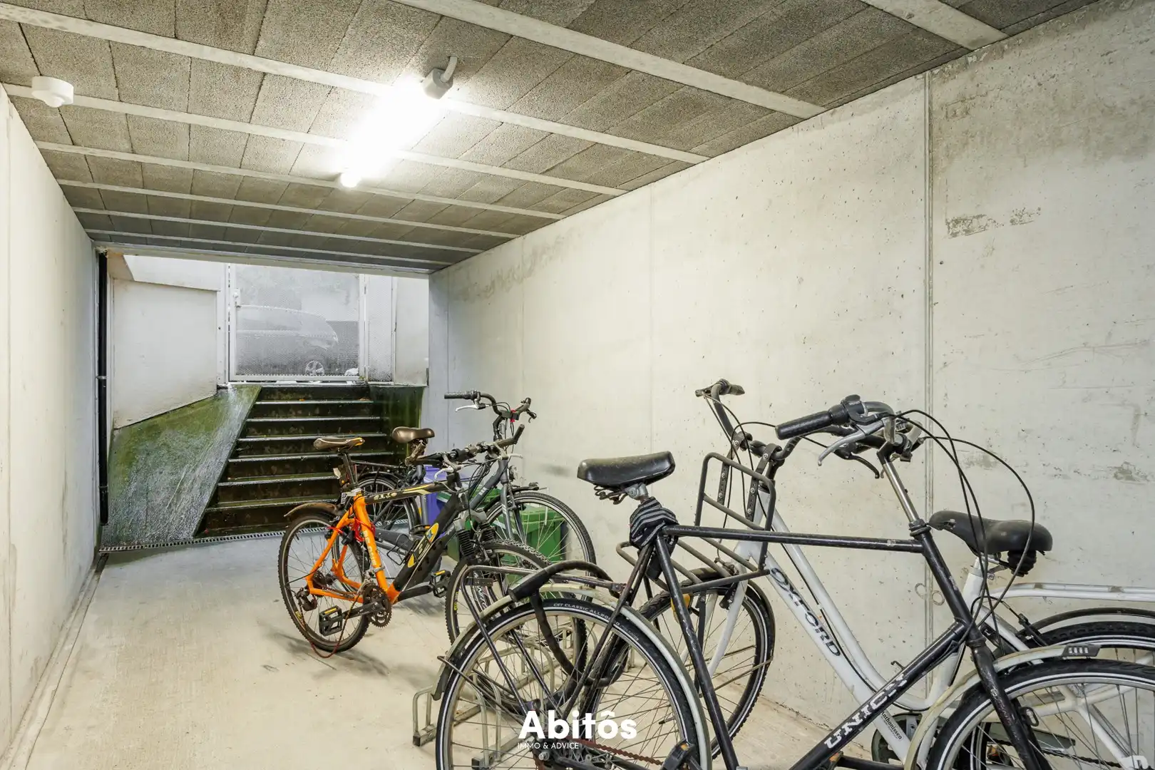 Stijlvol tweeslaapkamerappartement met terras aan het Zuidpark foto 19
