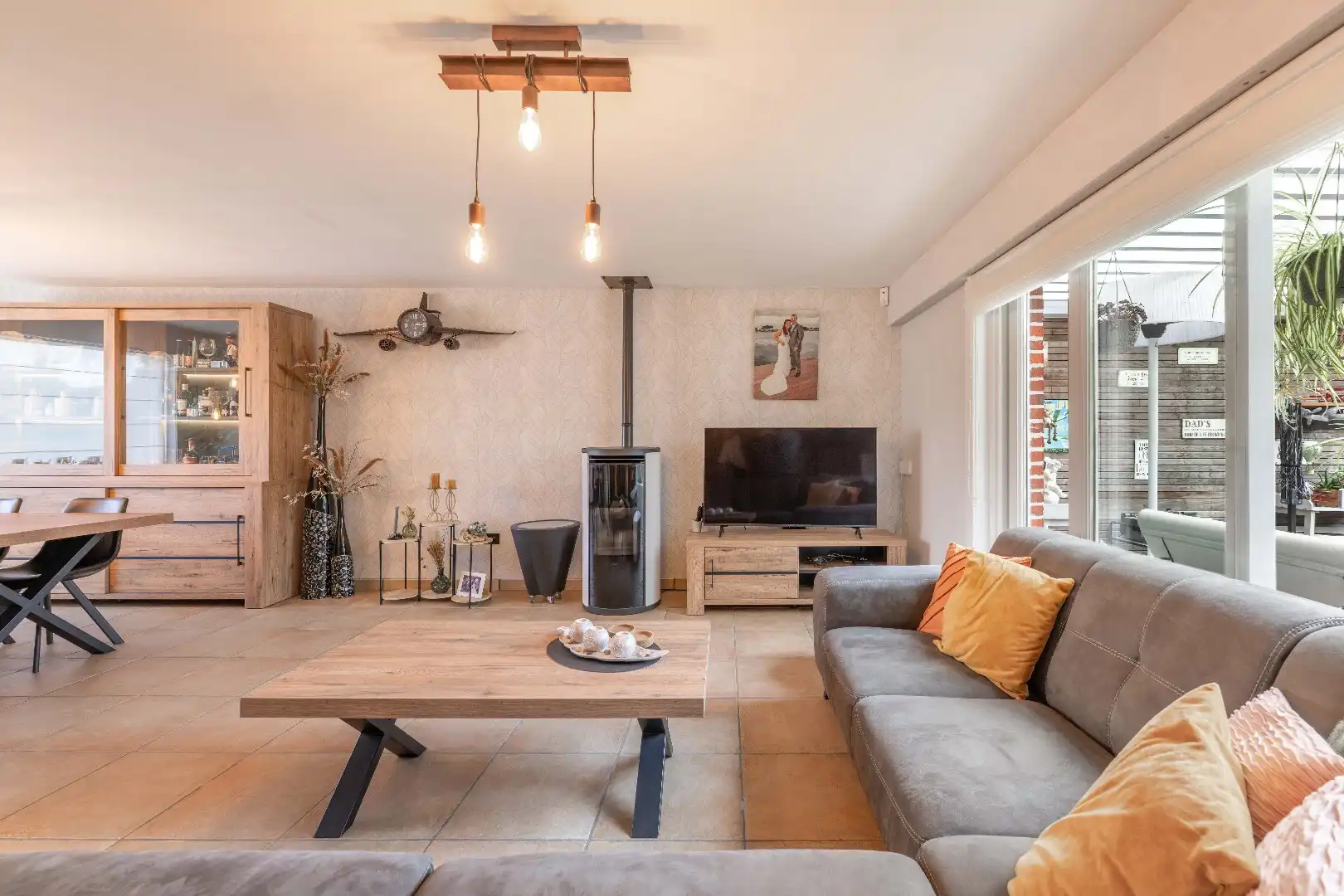 VERRASSEND RUIME, INSTAPKLARE WONING MET 2 GARAGES TE PITTEM foto 3