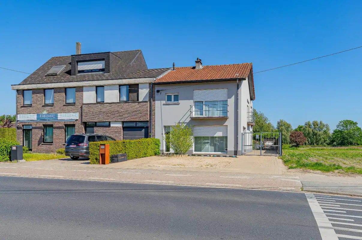Instapklare gezinswoning op mooi perceel foto 2