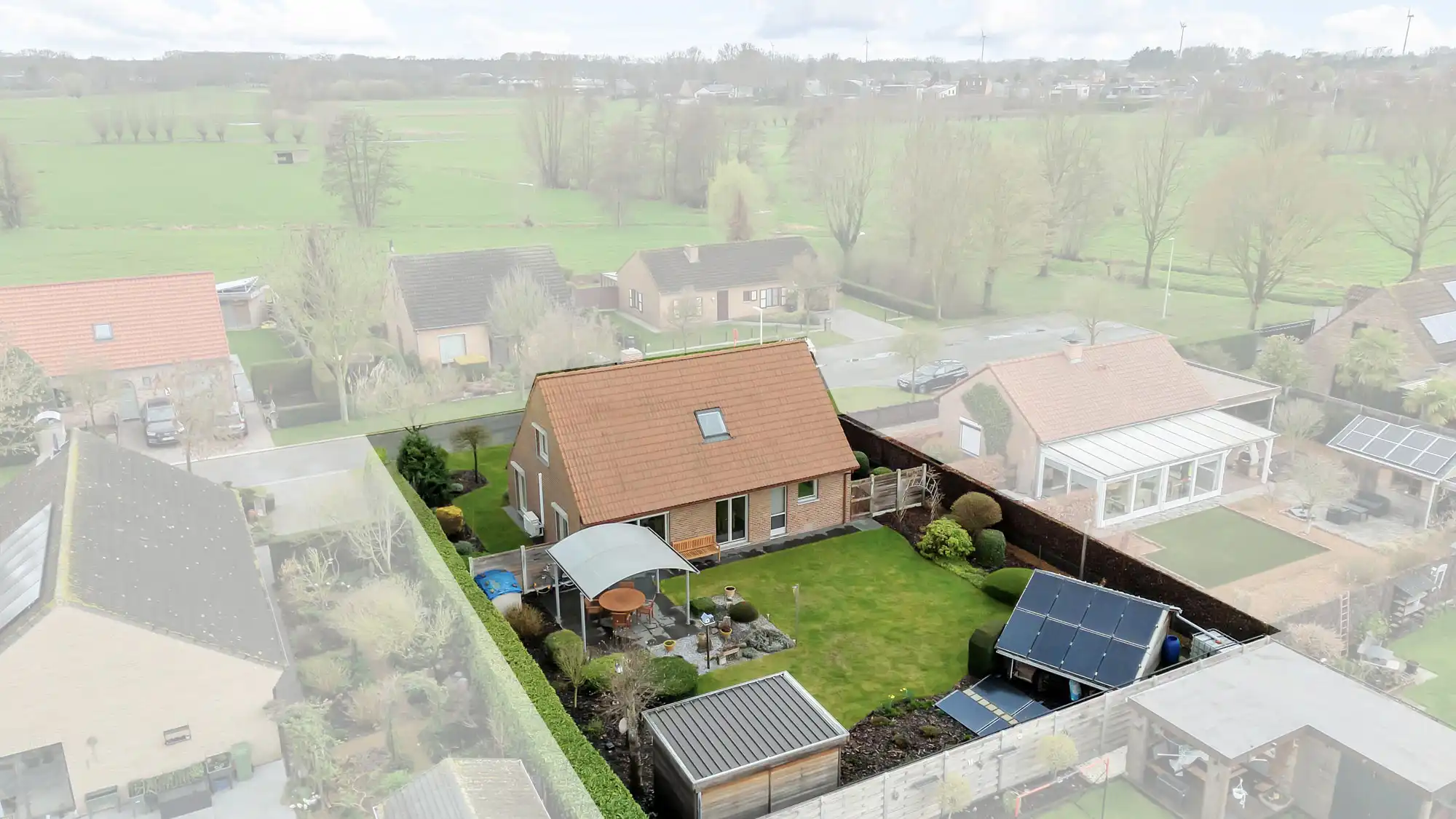 Open bebouwing met tuin, zonnepanelen en garage foto {{pictureIndex}}