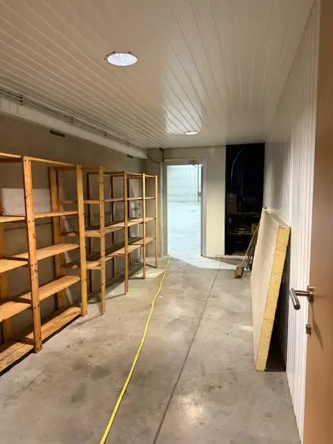 Ruim en instapklaar magazijn met kantoor te huur foto 9