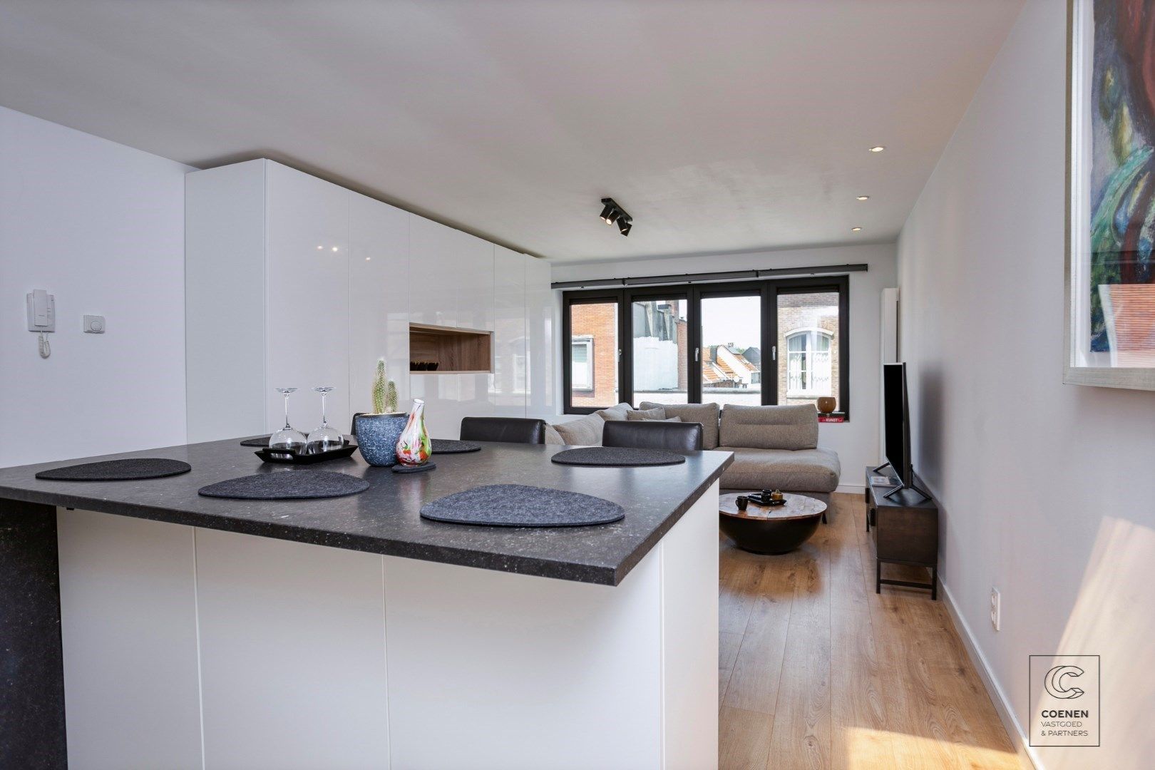 Prachtig gerenoveerd (gemeubeld!) appartement met 2 slpk's en een bew. opp. van ca. 70 m² foto 4