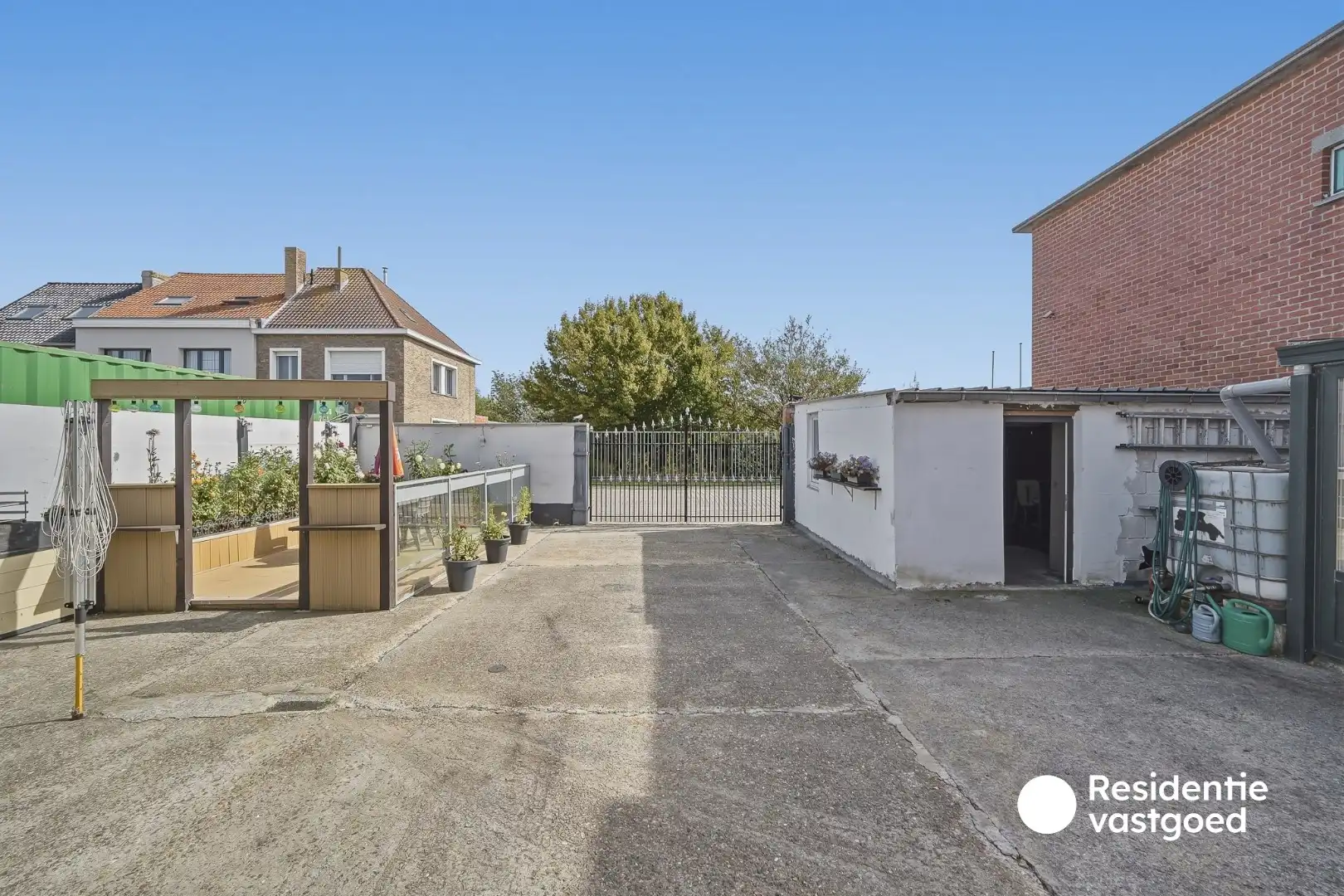 Ruime halfopen bebouwing met veel opslagruimte in Oostende foto 3
