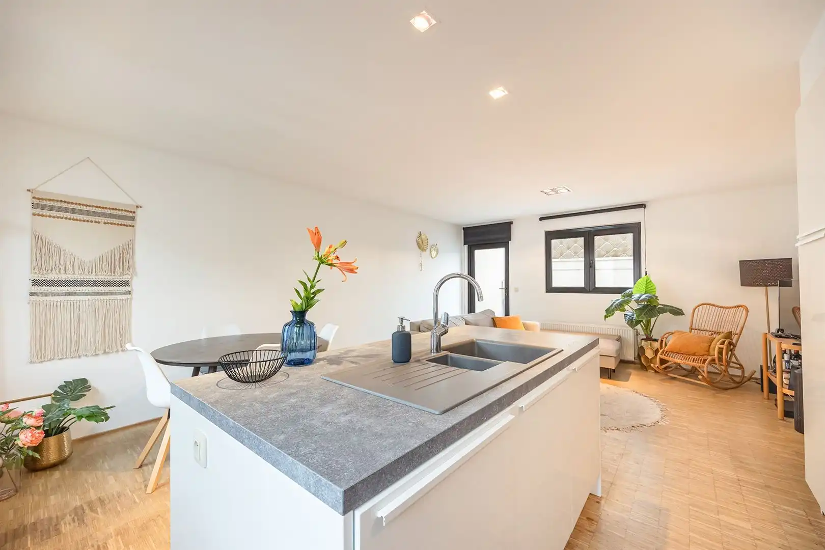 Gemeubeld wonen met terras in hartje Harmonie foto 5
