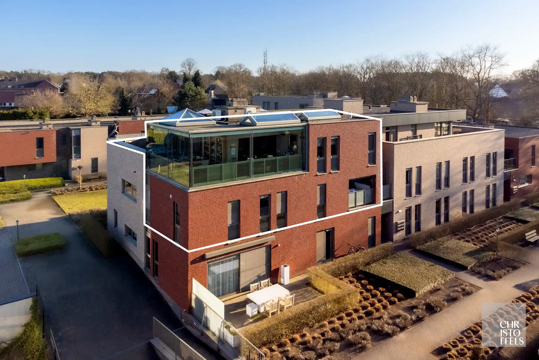 Luxe penthouse van 239m² met 34m² terrassen in hartje Zutendaal! foto {{pictureIndex}}