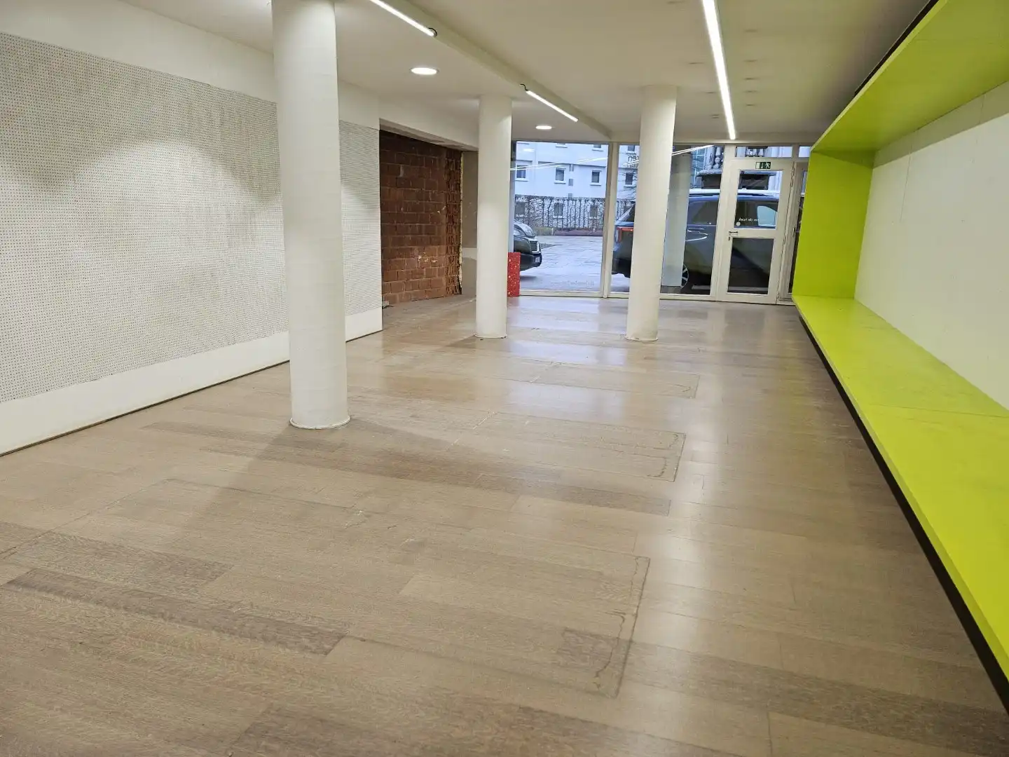 Uiterst goed gelegen winkelruimte met berging in toeristische Katelijnestraat in Brugge centrum! foto 4