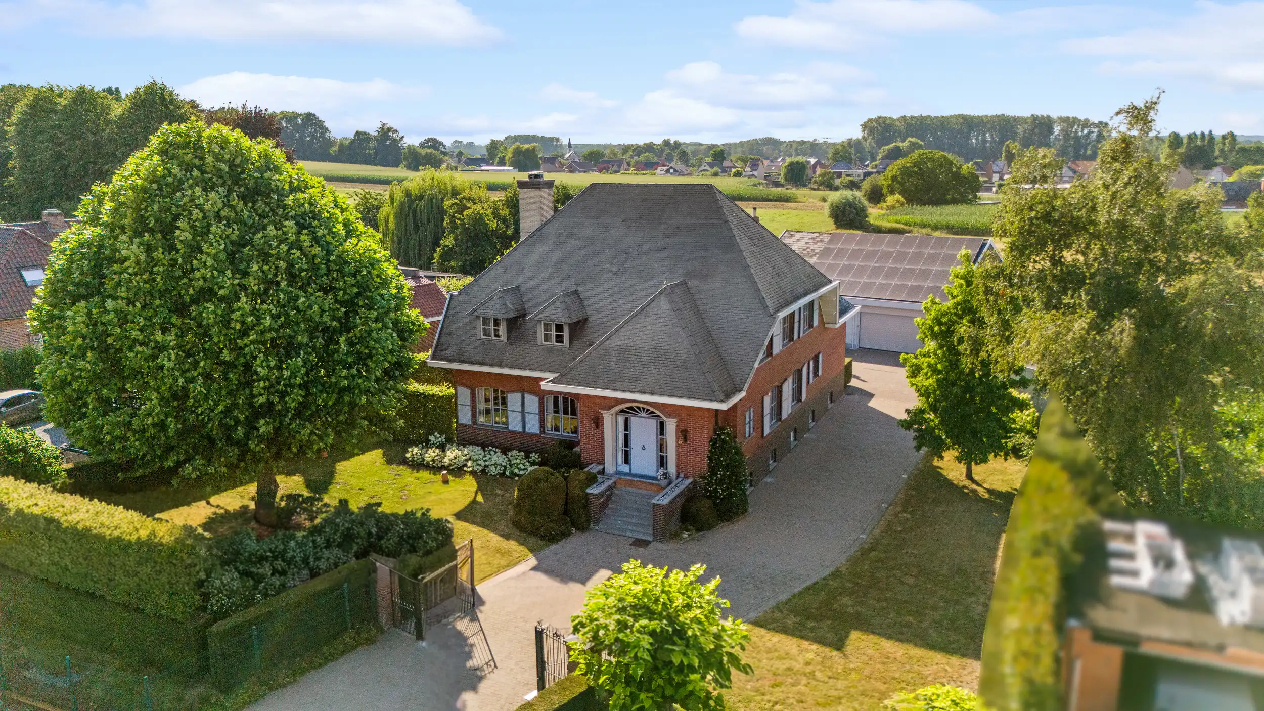Hoofdfoto van de publicatie: Luxueus gerenoveerde herenwoning  met loods op 2.137m²