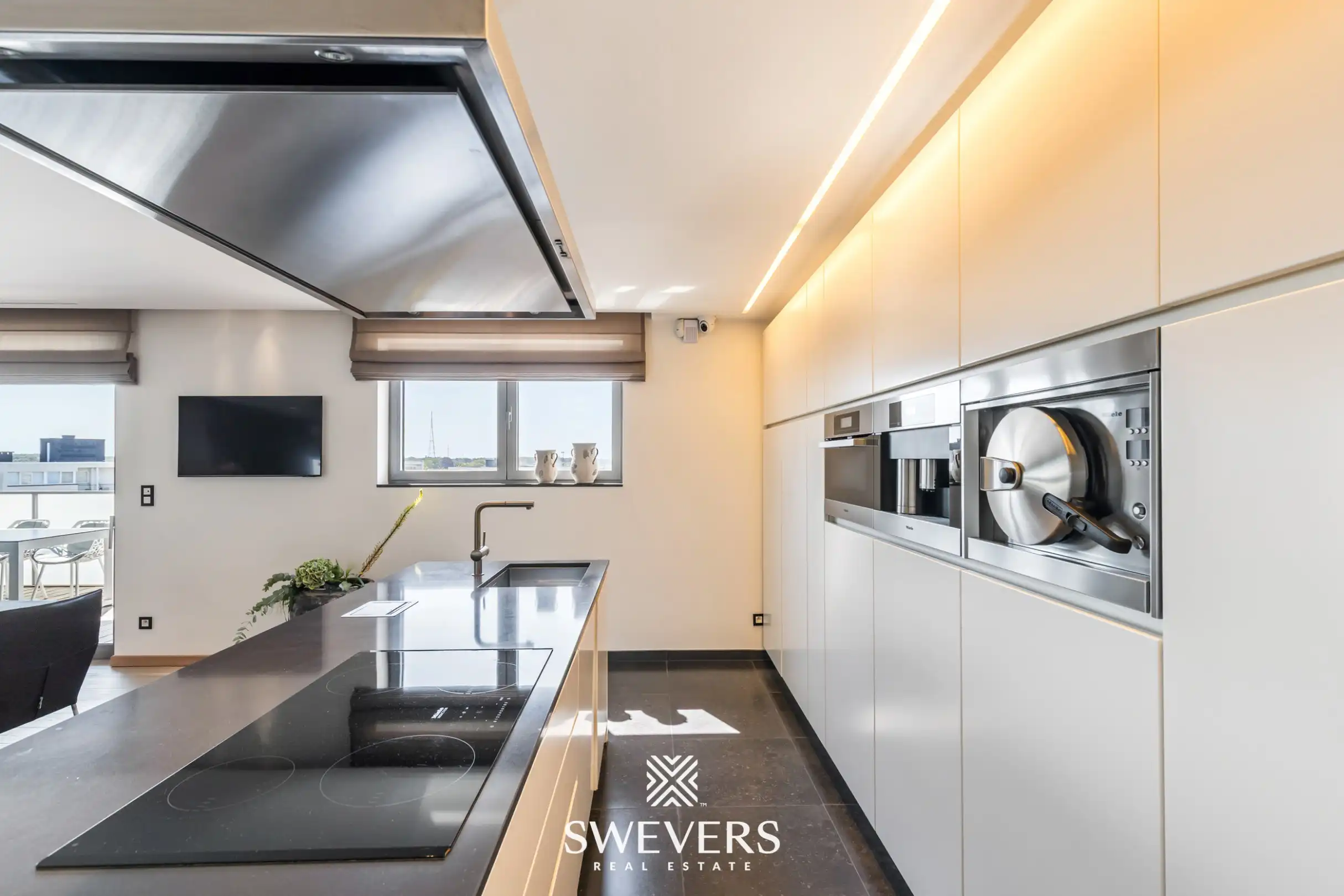 Exclusief penthouse met veel lichtinval en ruim panoramisch terras met prachtig ver uitzicht in centrum Genk foto 13