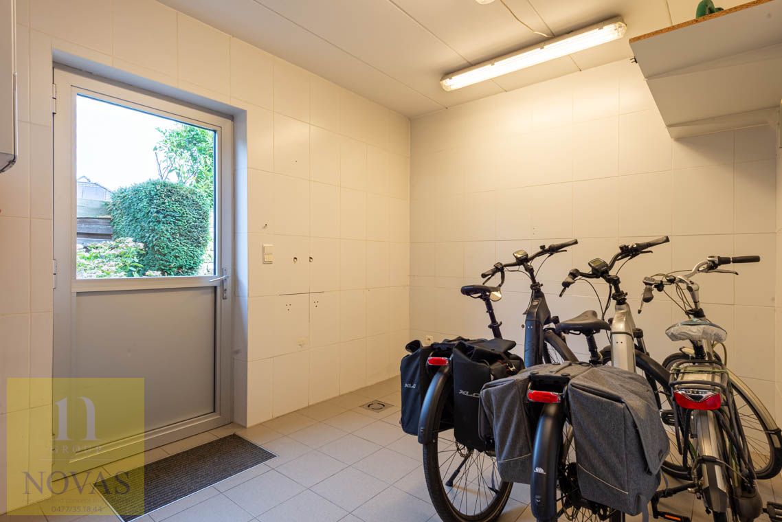 Ruime instapklare woning met 4 tot 5 slaapkamers, zonnepanelen, airco, inpandige garage en buitenstaanplaatsen foto 16