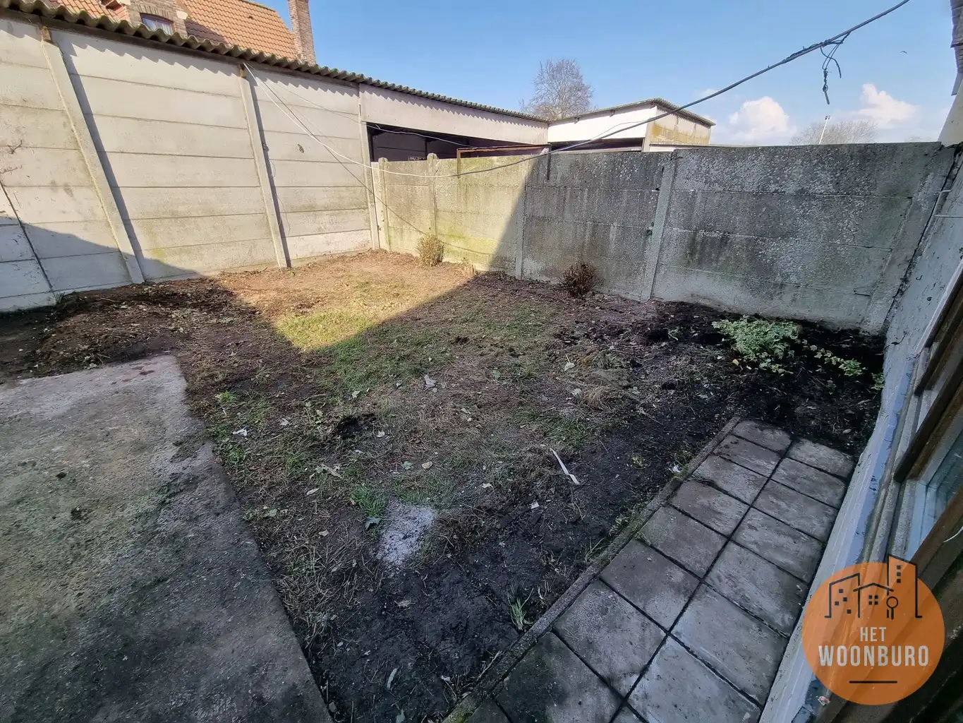 Woning in goede staat met 2 slpks, veranda en garage foto 12