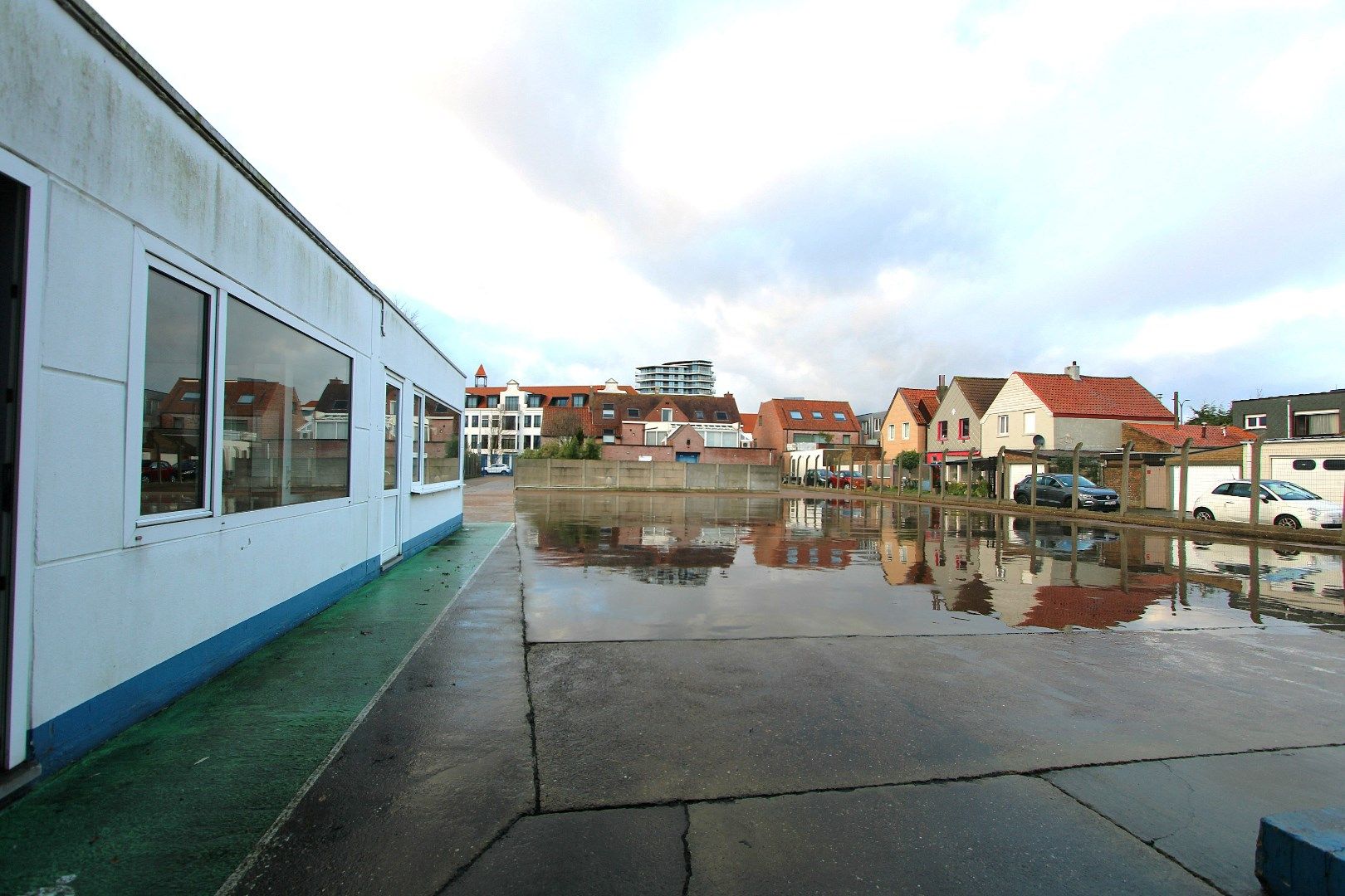 Magazijn (760m²) met koer (850m²) en bureelruimte (85m²) te huur centrum Knokke Nieuwstraat foto 5