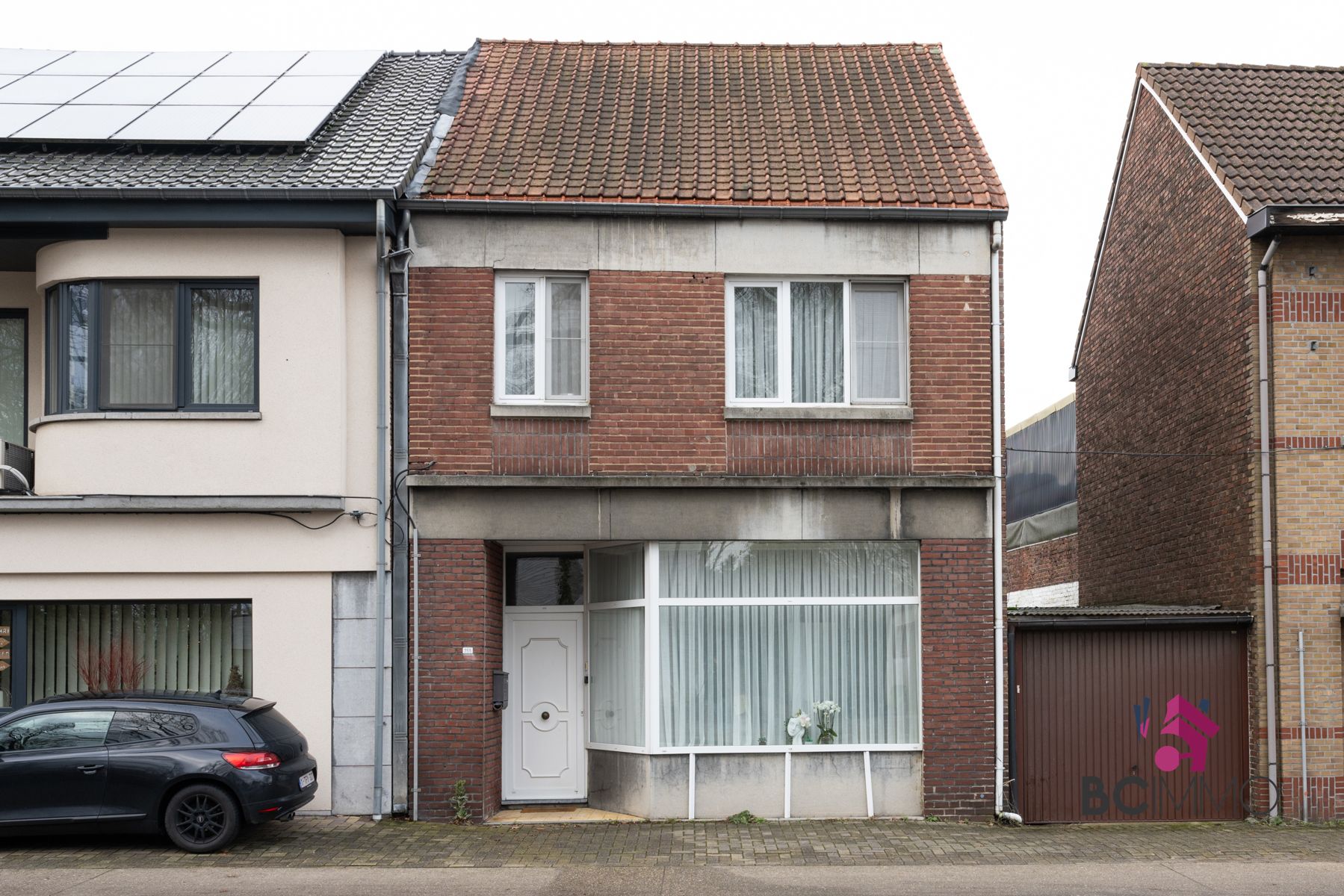 Karaktervolle woning met ruime tuin te Genk foto 2