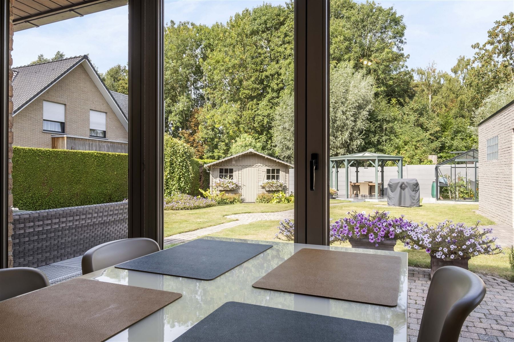 Instapklare woning met 3 slaapkamers, tuin en twee garages in een rustige straat foto 10