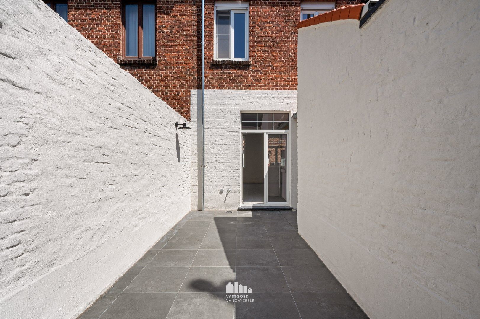 Volledig gerenoveerde herenwoning met grote koer op centrale ligging.  foto 28