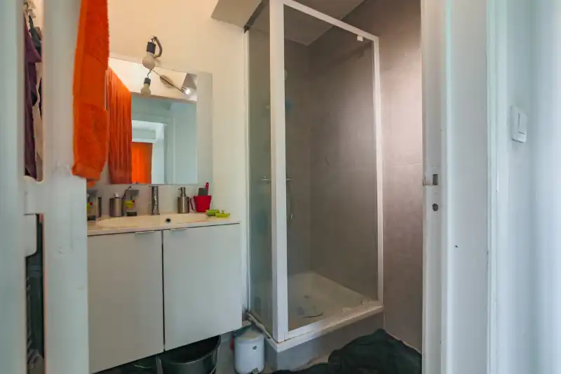 Centraal gelegen appartement van 94m² met 3 slaapkamers, kelder en garage (Energielabel B). (foto's via A. I. bewerkt) foto 9