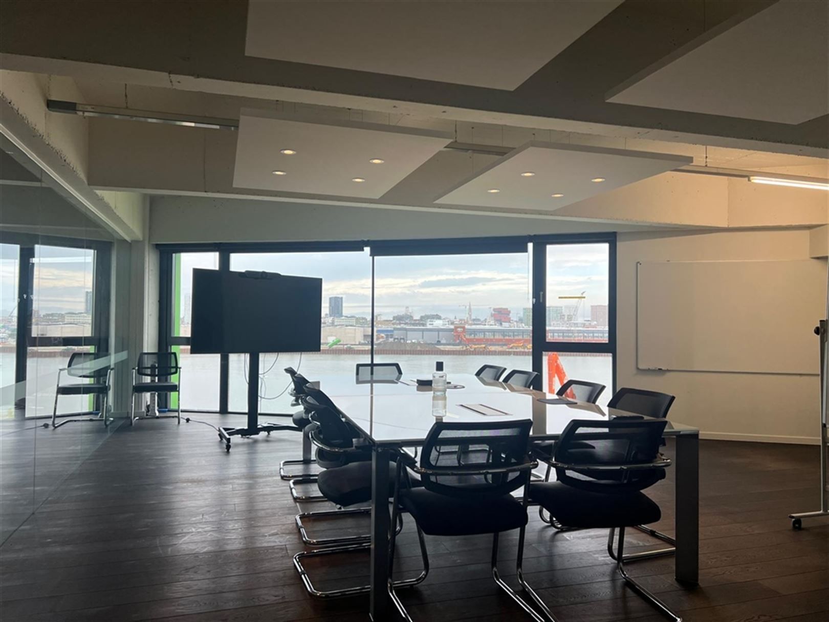 Kantoor met uitzicht op het Havenhuis foto 7