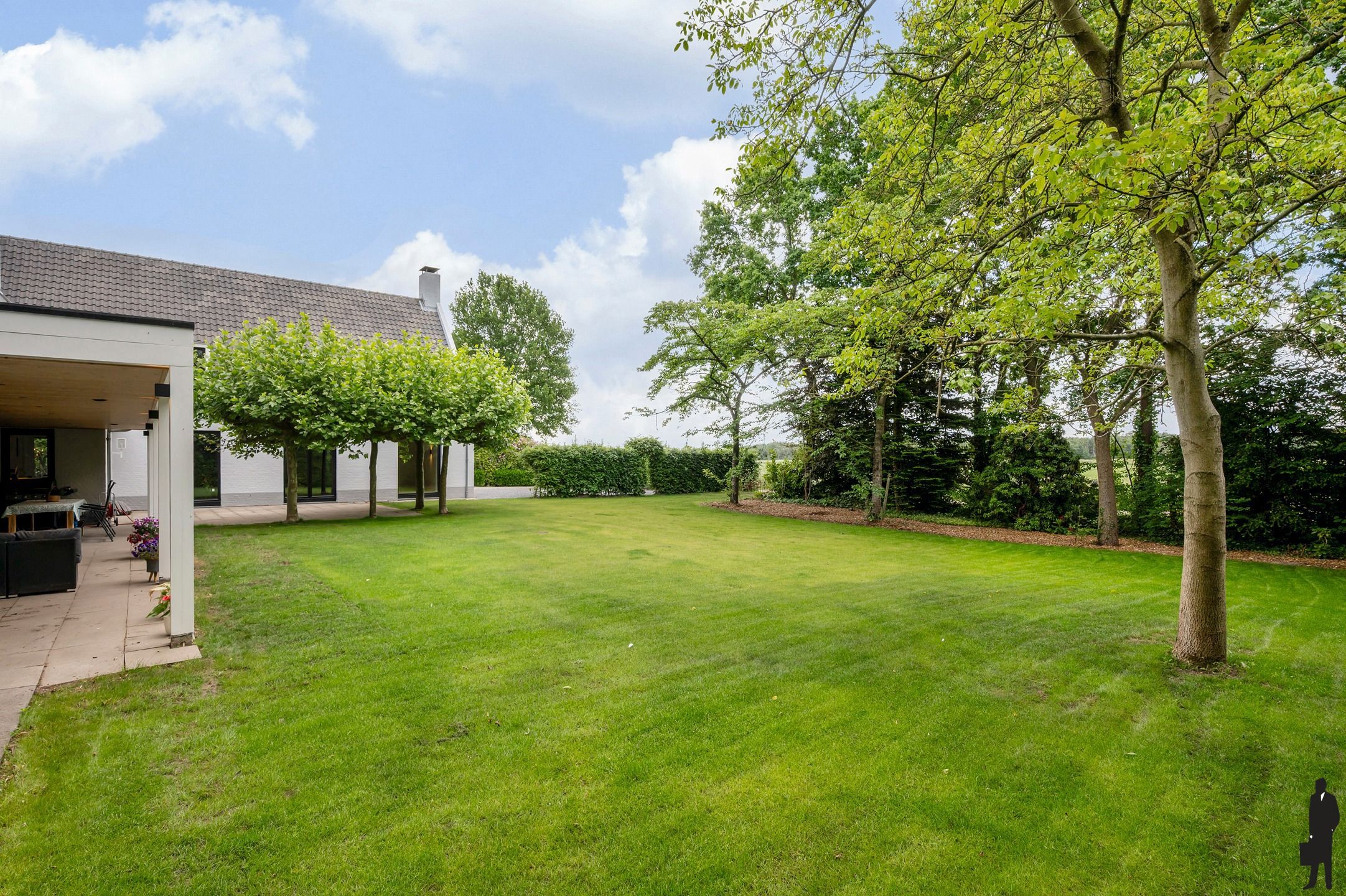 Gerenoveerde villa op 1.900 m² nabij de Nederlandse grens foto 27