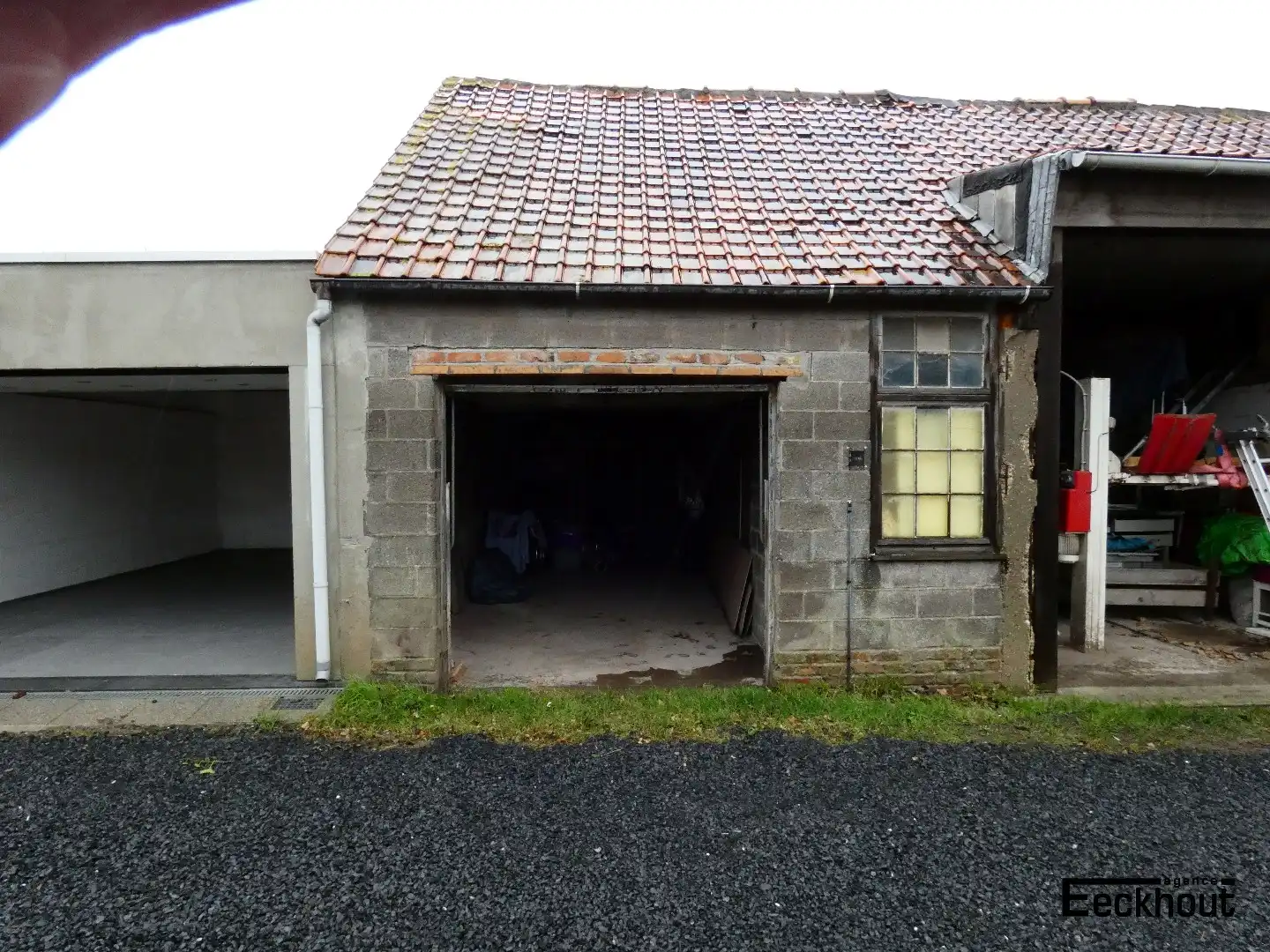 Loodsruimte verdeeld in 3 afgesloten garageboxen foto 4