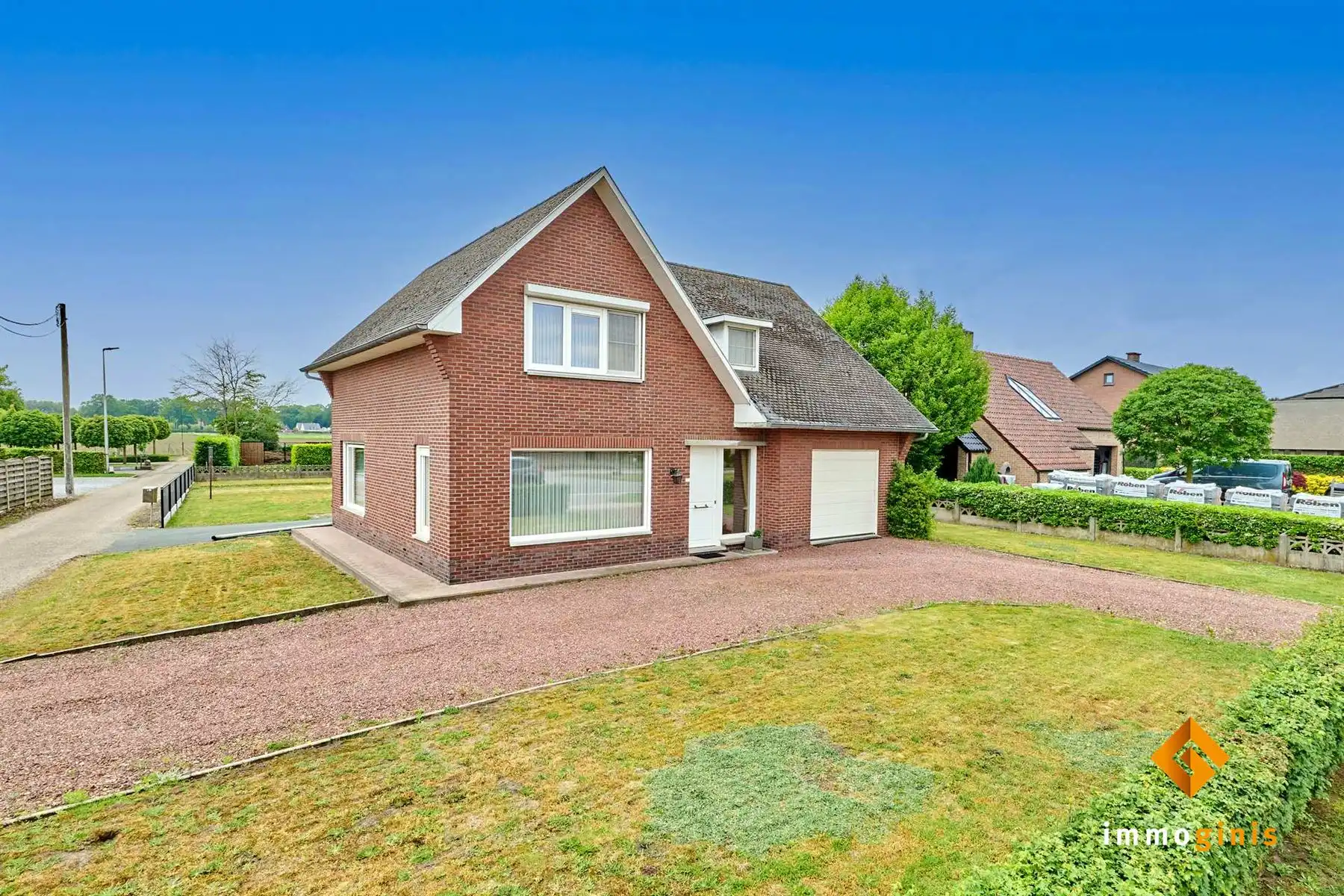 Verrassend ruime woning met 3 grote slaapkamers, 2 garages en groen zicht achteraan, op ruim perceel van 10a17ca.  foto 16