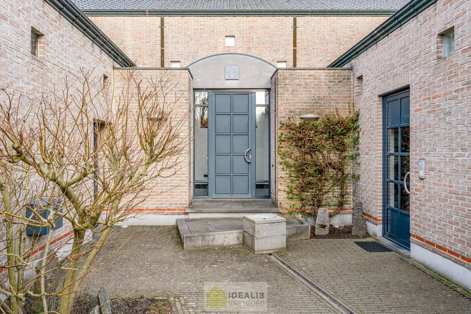 EXTRA RUIME VILLA MET EEN PRACHTIG LICHTRIJKE LEEFRUIMTE, RUIME KEUKEN, 4 SLAAPKAMERS, 2 BADKAMERS EN EEN RUIM PRAKTIJK/KANTOORGEDEELTE OP EEN RIANT EN CENTRAAL PERCEEL VAN MAAR LIEFST 16A 27CA OP EEN GUNSTIGE LOCATIE NABIJ HET CENTRUM VAN ACHEL! foto 3