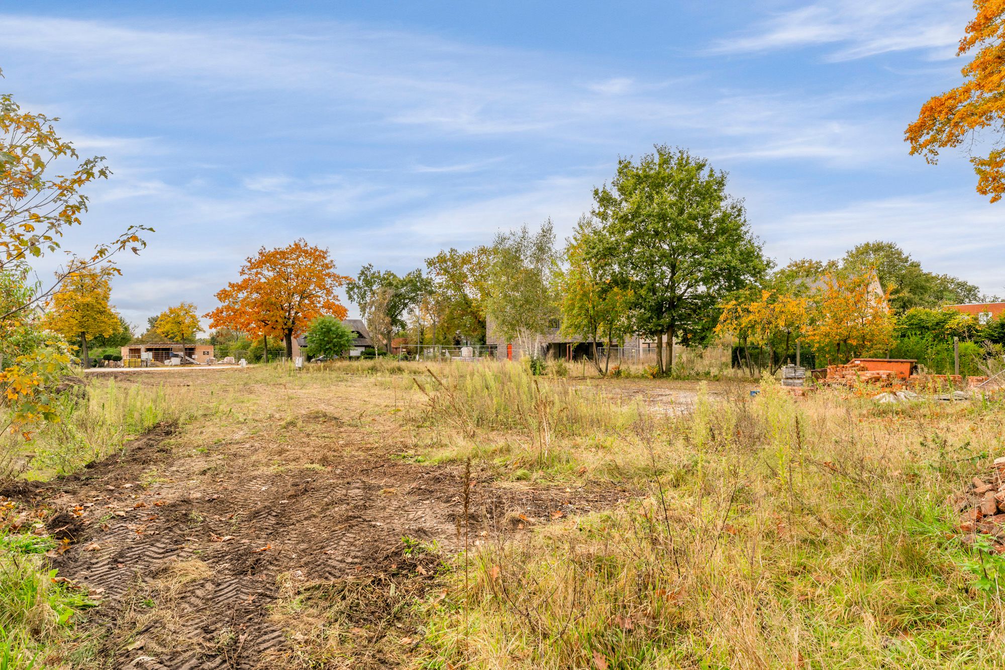 KNAPPE BOUWKAVEL (+-17A) OP GROENE, DOCH CENTRALE EN GUNSTIGE LOCATIE IN LOMMEL! Deze bouwkavel met maar liefst een oppervlakte van +-17a biedt de mogelijkheid voor het bouwen van een prachtige eengezinswoning op een heerlijke plek. Zo zijn basisschool, supermarkt, bakker, apotheek, horeca op fietsafstand bereikbaar. Centraal tussen Lommel en Leopoldsburg gelegen. foto 2