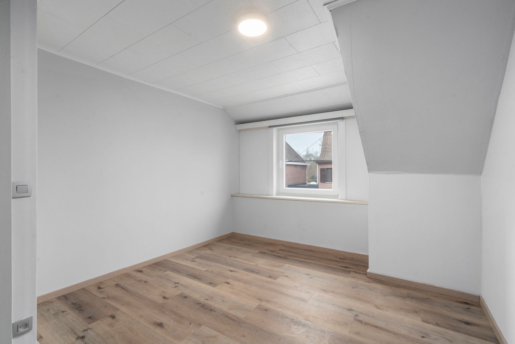 Deels te renoveren woning met 3 slaapkamers en garage foto 9