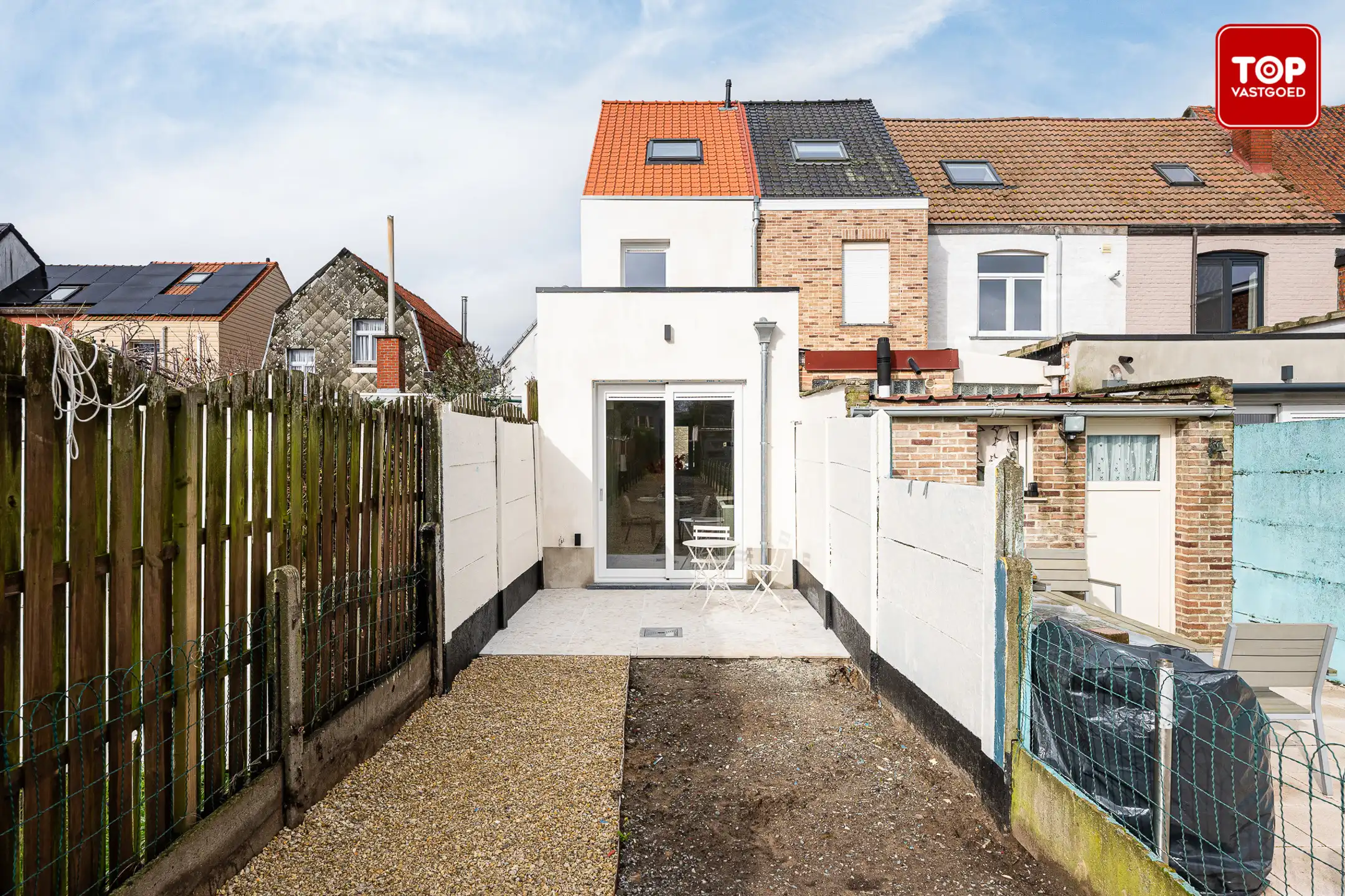 Totaal gerenoveerde woning met 3 slaapkamers, tuin en garage.  foto 13