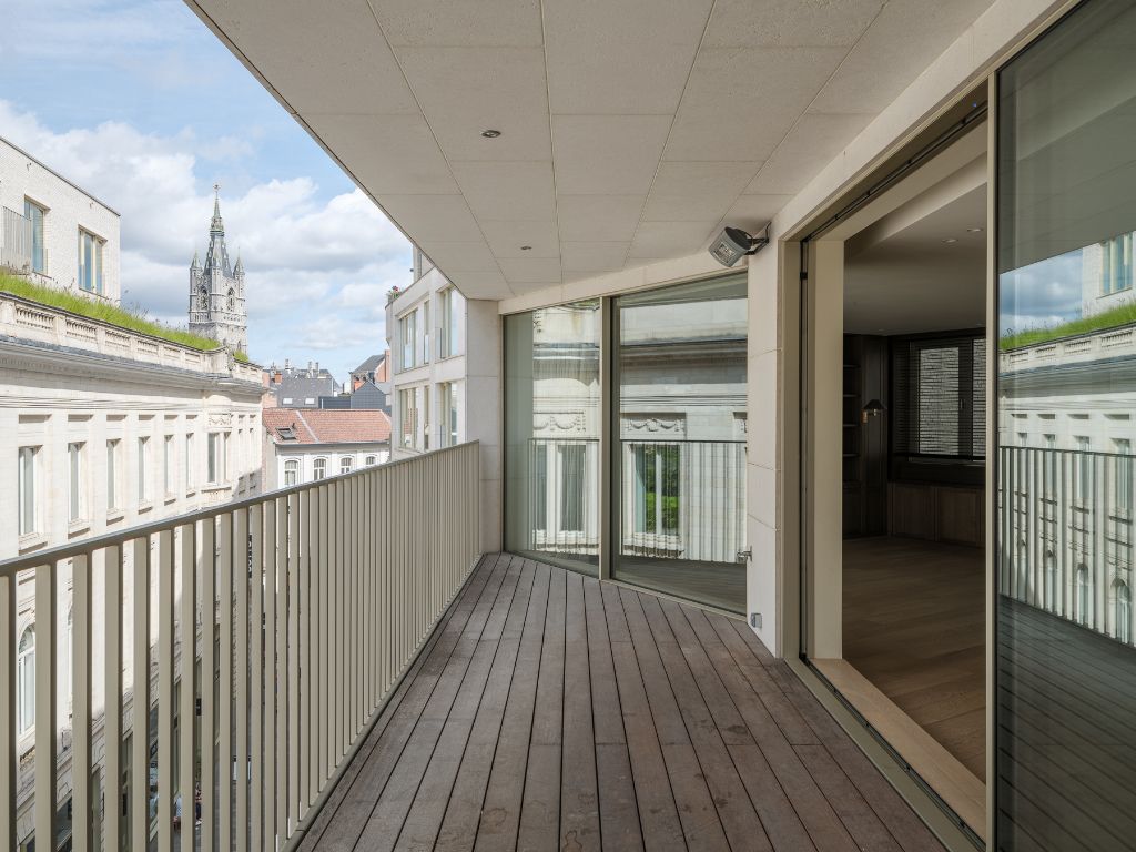 Luxueus tweeslaapkamerappartement met ruim terras en centrale ligging aan de Kouter. foto 3