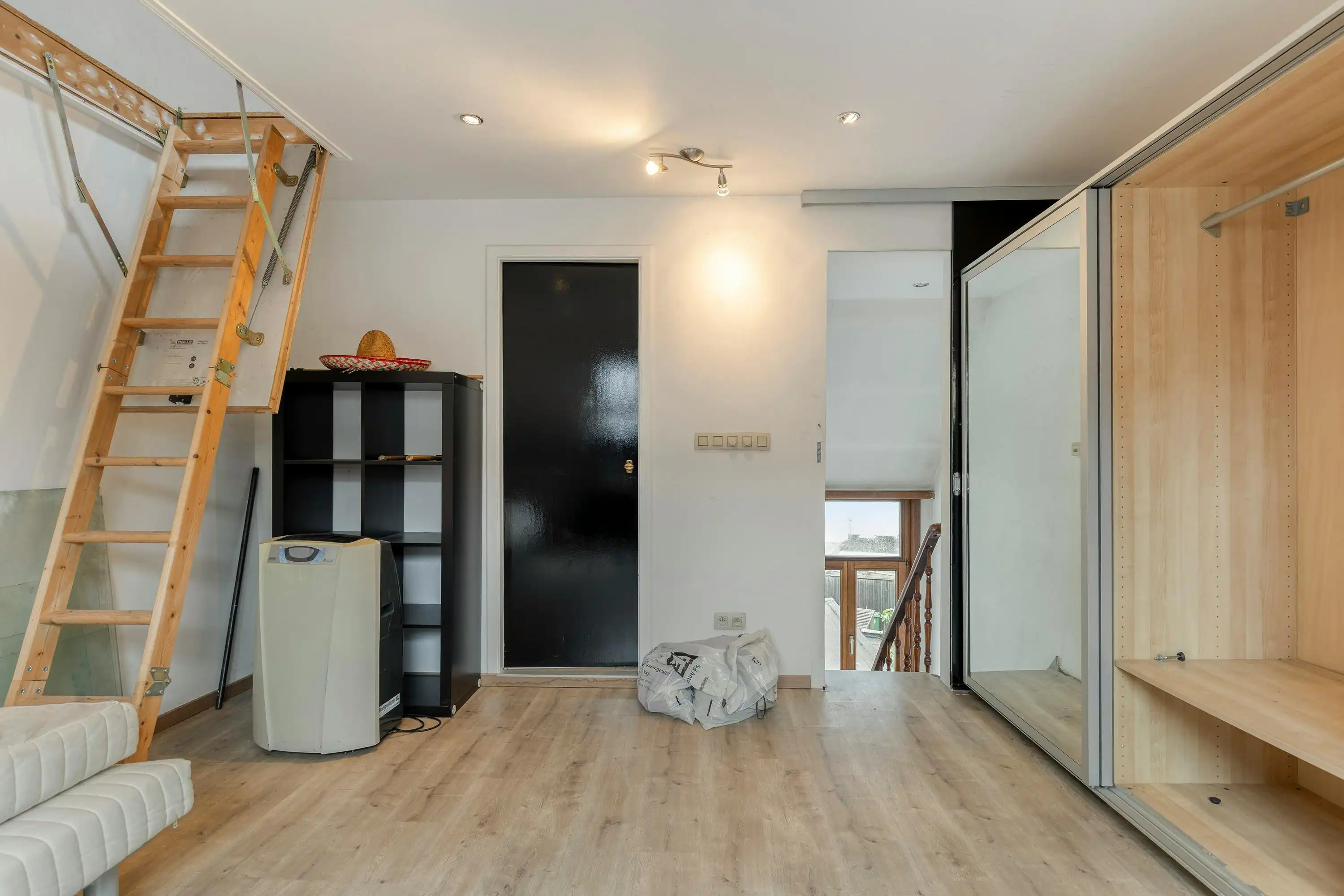 Op te frissen huis met 4 slaapkamers te koop in Borgerhout! foto 19