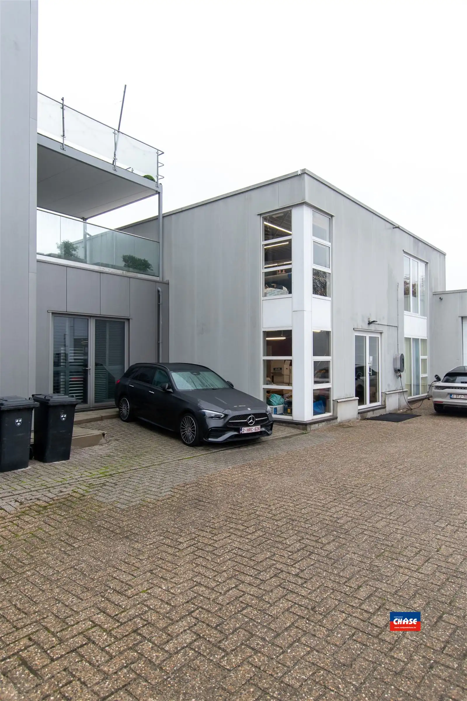 Gemengd gebouw met winkel, 2 appartementen, kantoor en magazijnruimte foto 4