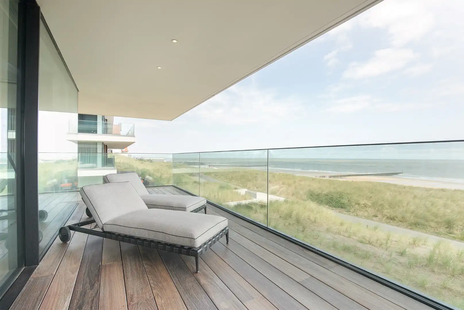 Uiterst smaakvol en top-notch afgewerkt appartement met panoramische zeezichten te Cadzand foto {{pictureIndex}}