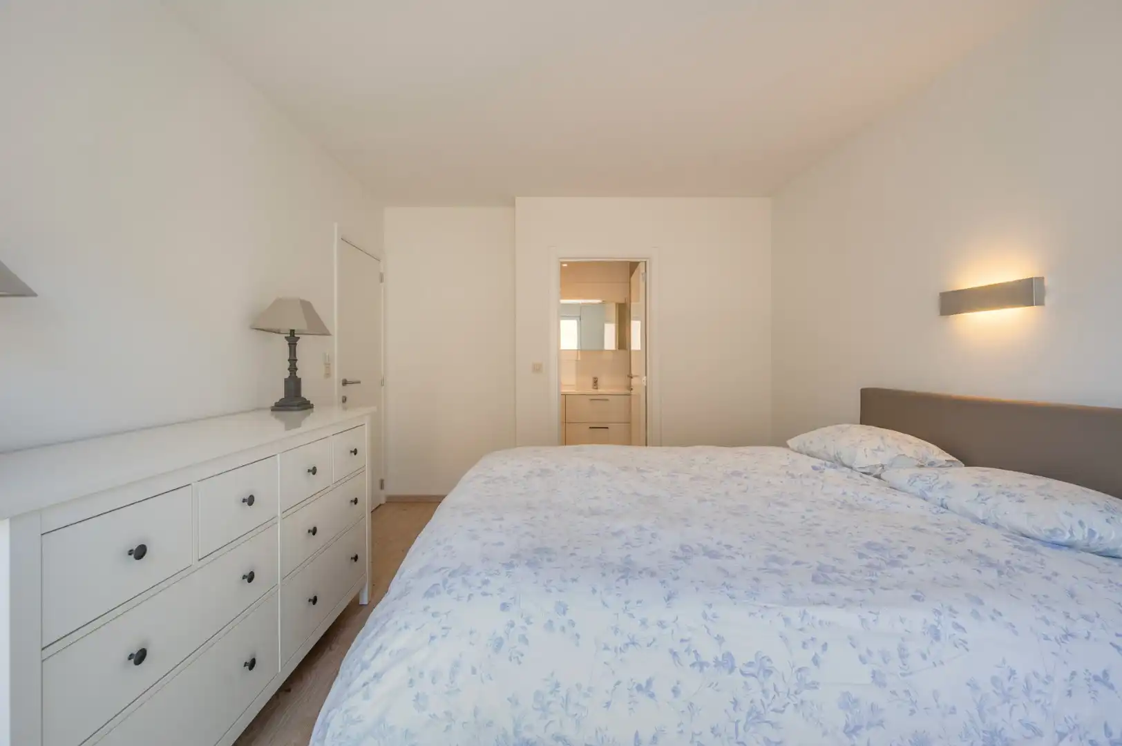 Ruim appartement met zuidgericht terras nabij Lippenslaan, op wandelafstand van de Zeedijk foto 13