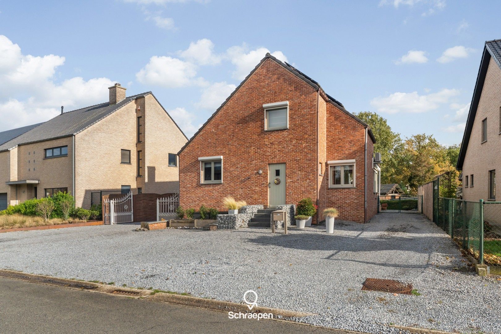 Energiezuinige woning met 3 slpks op een zuidoostelijk perceel van circa 14 are te Zonhoven! foto {{pictureIndex}}